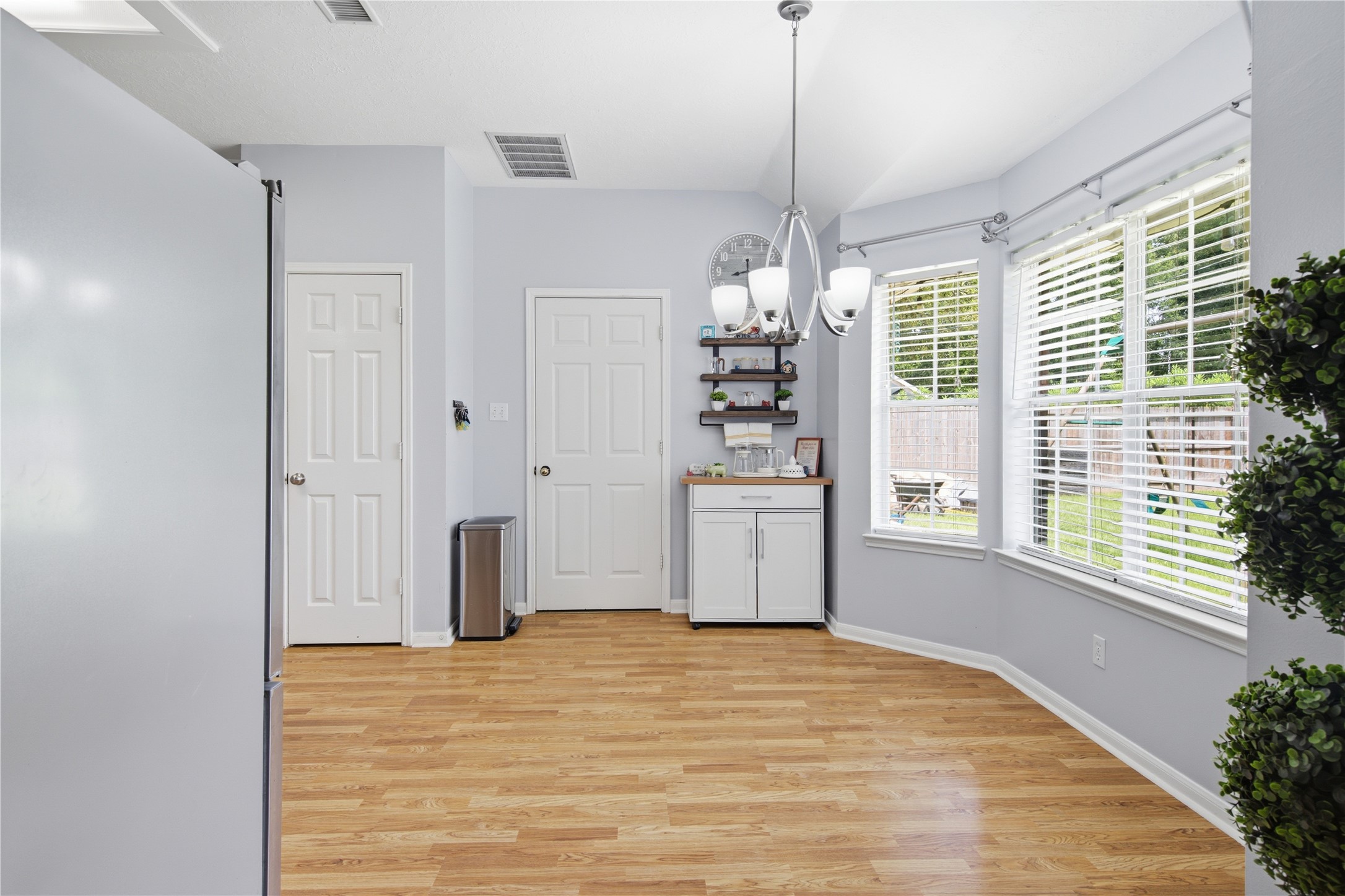 423 E Oak Hill Drive Property Photo 14