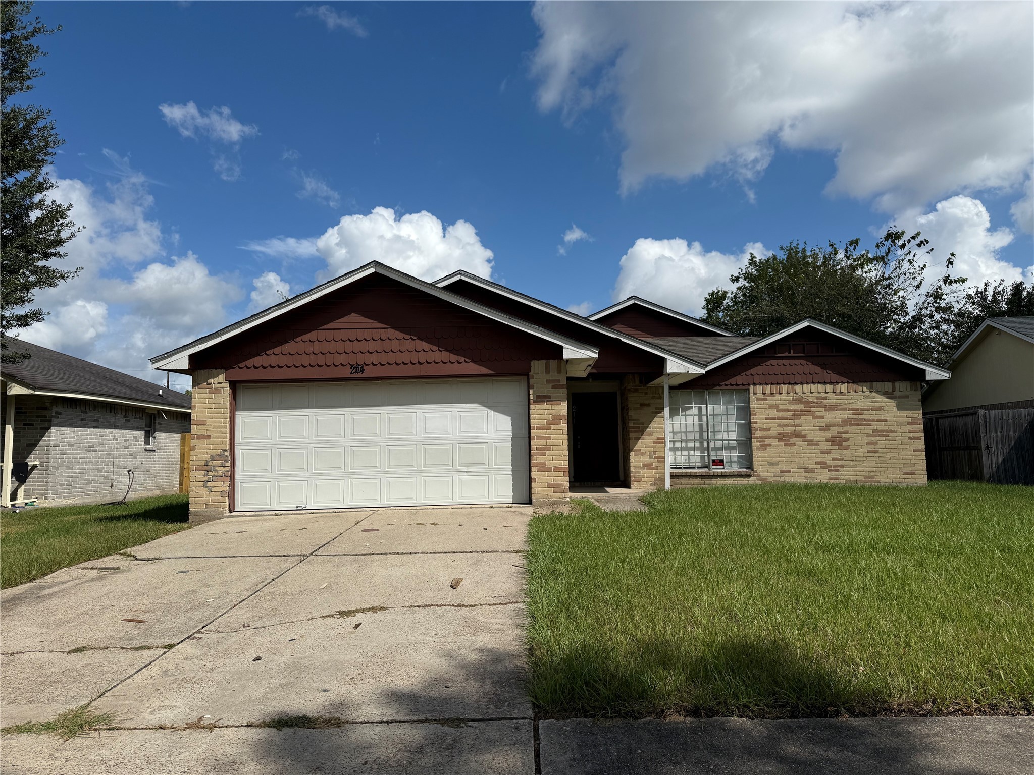 2114 W Greens Road Property Photo 1