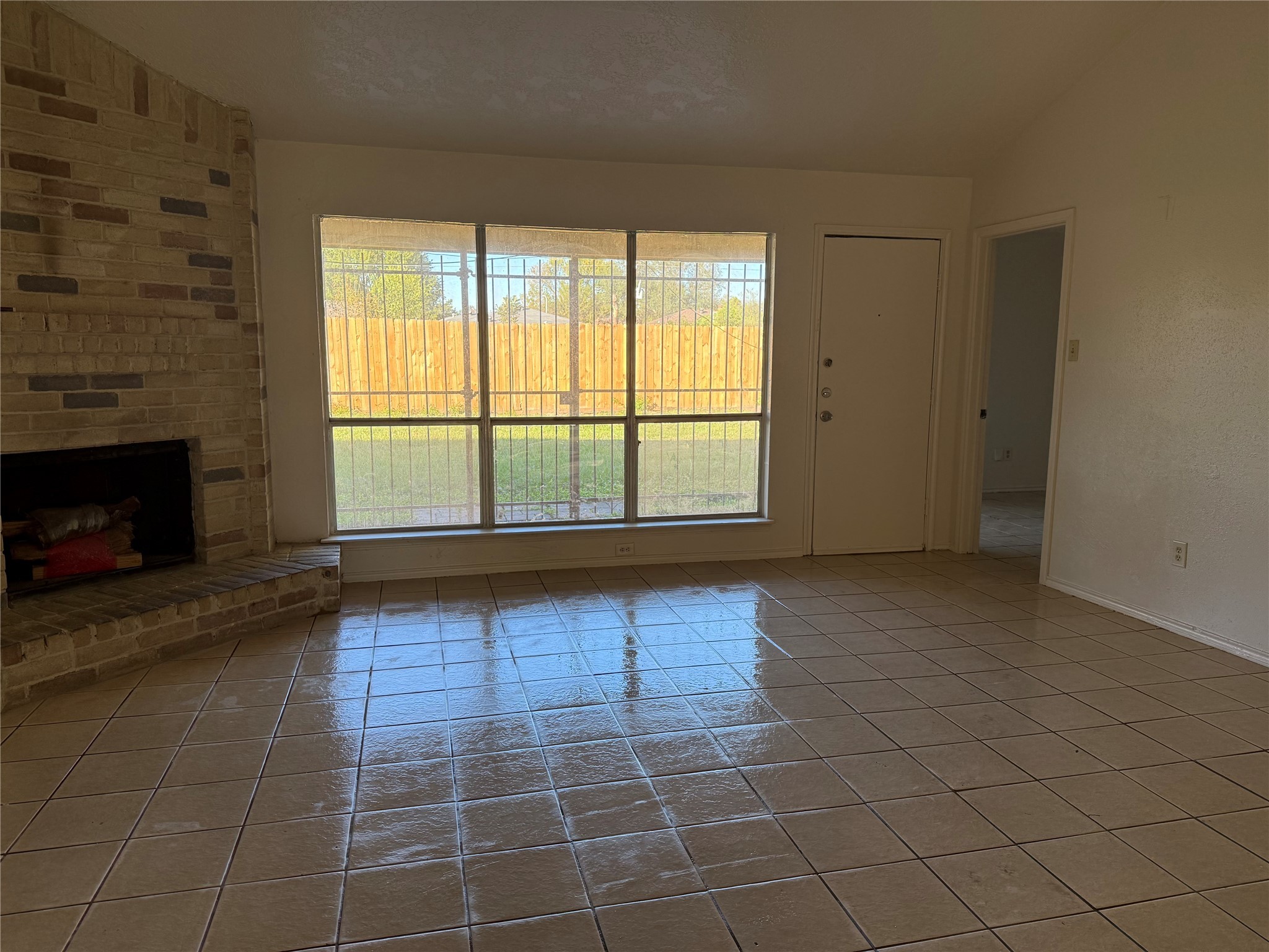 2114 W Greens Road Property Photo 3