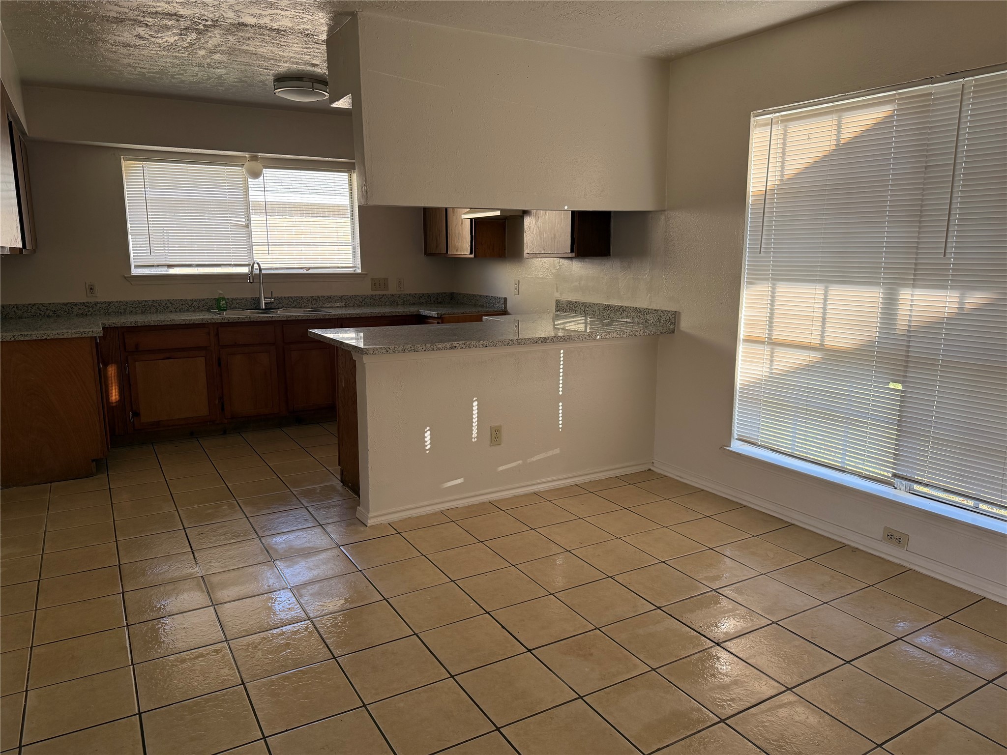 2114 W Greens Road Property Photo 4