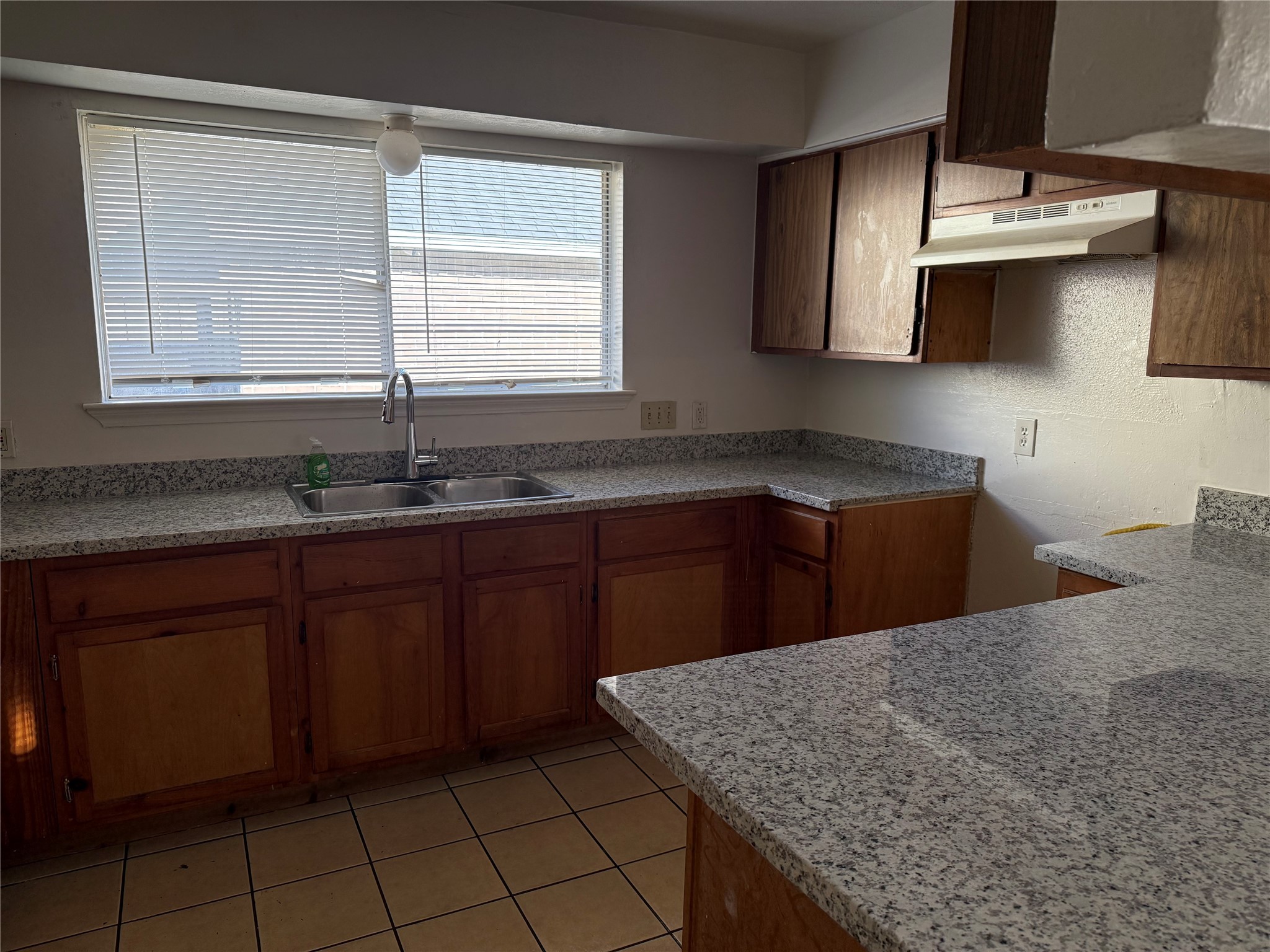 2114 W Greens Road Property Photo 9