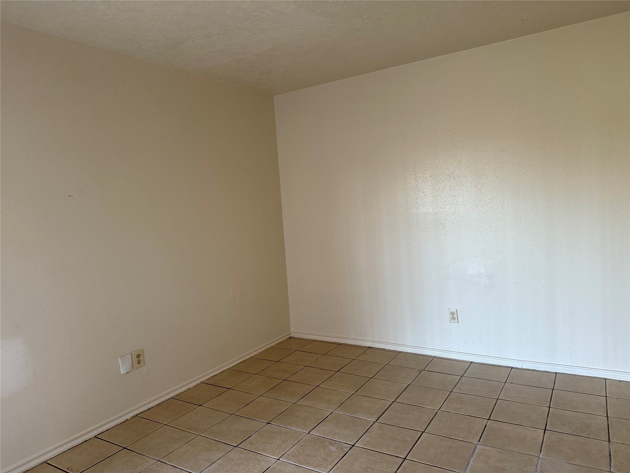2114 W Greens Road Property Photo 14