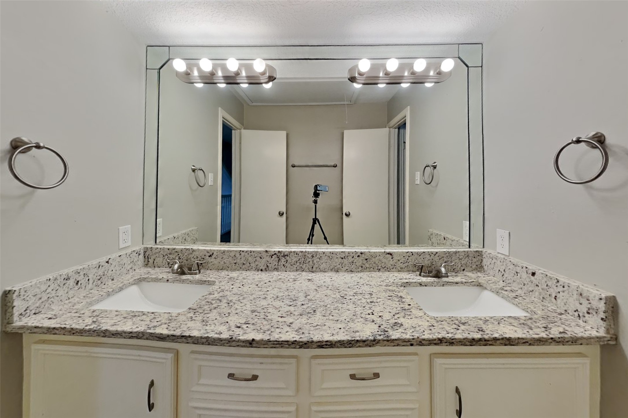 8427 Burwood Park Drive Property Photo 15