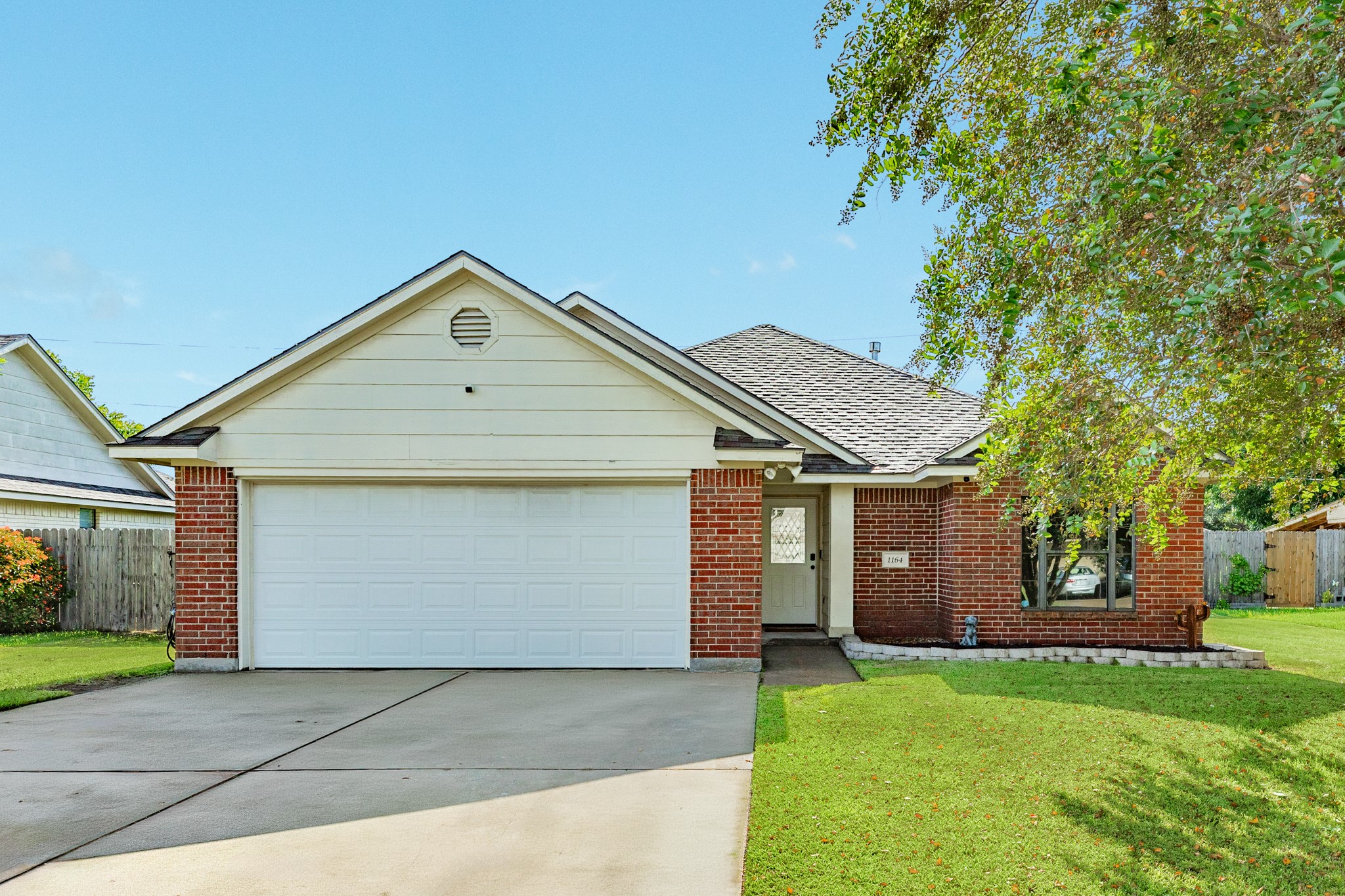 1164 Thomas Drive Property Photo 1