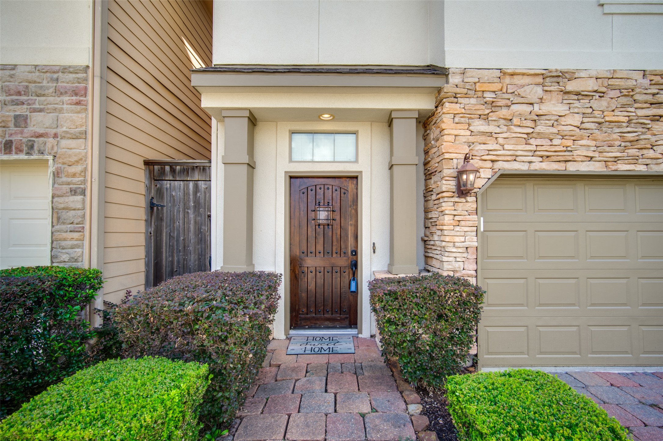 9147 Lago Crest Drive Property Photo 2