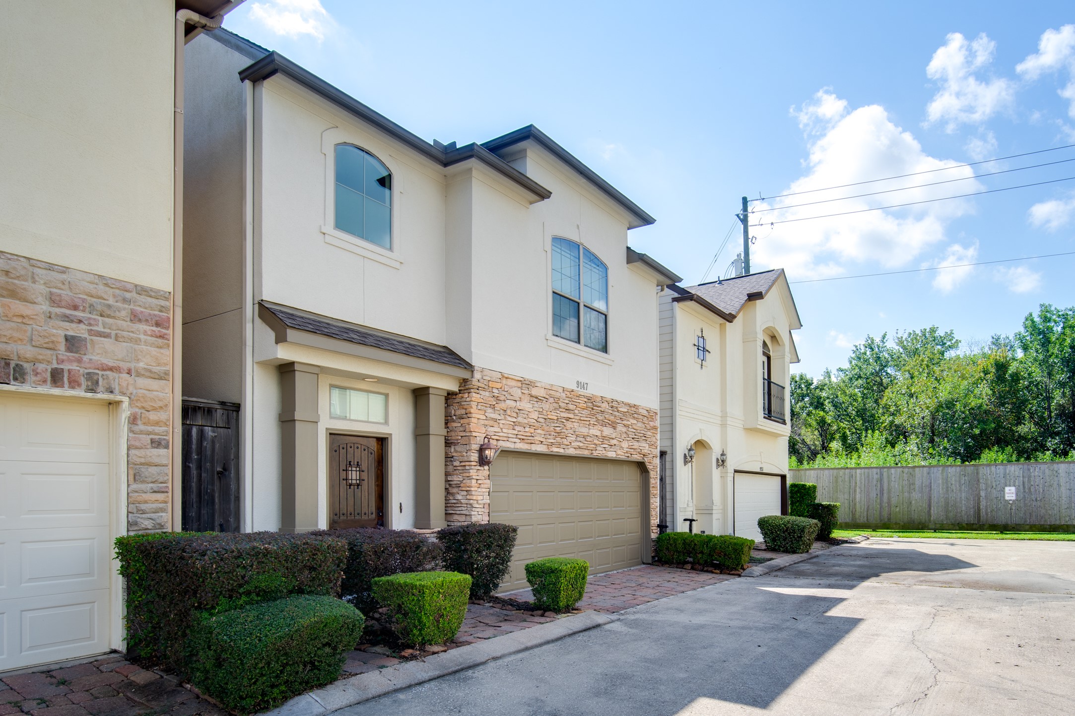 9147 Lago Crest Drive Property Photo 3