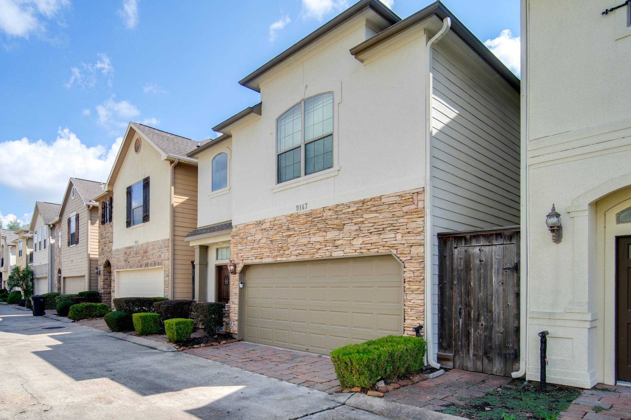 9147 Lago Crest Drive Property Photo 4