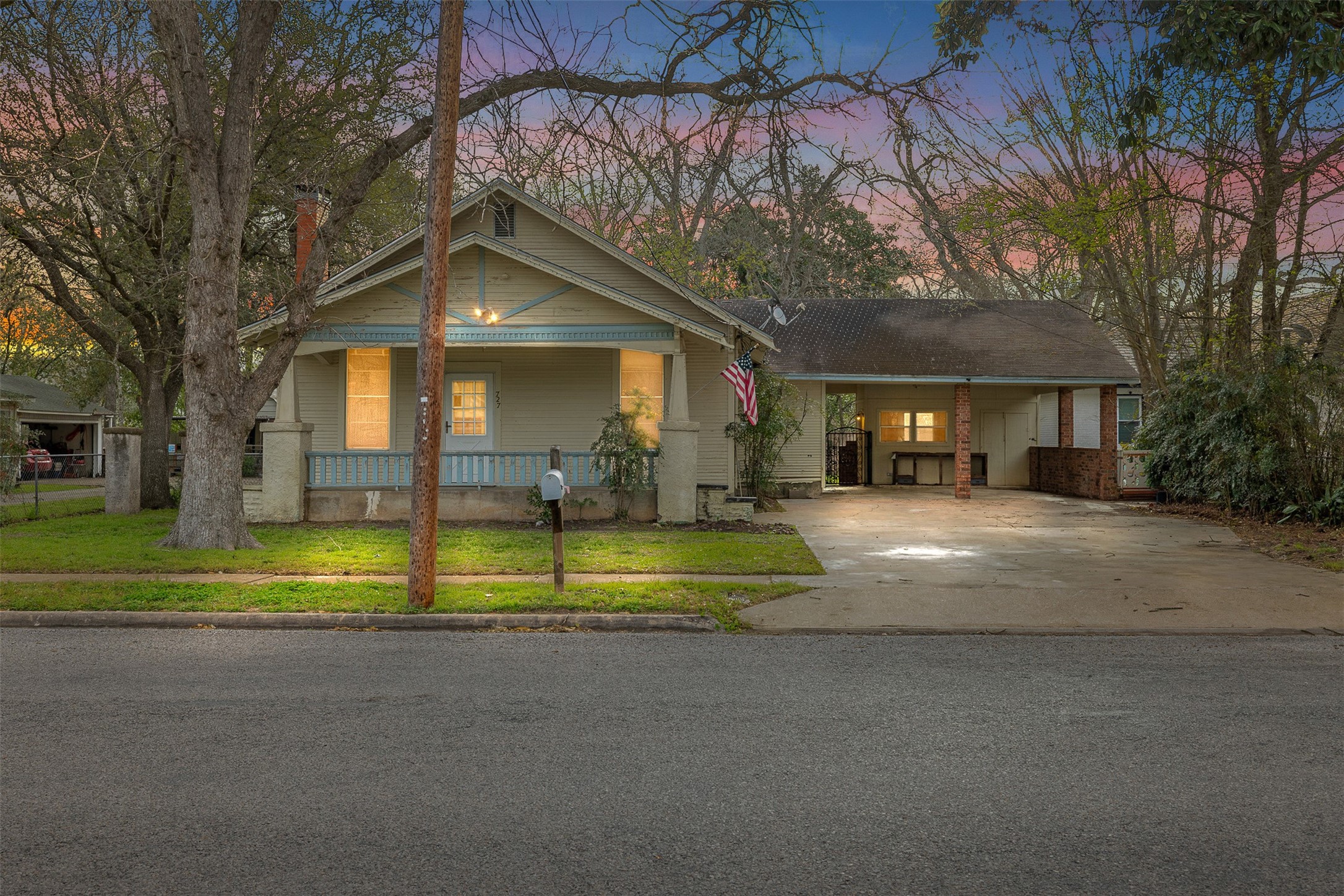 727 Travis Street Property Photo