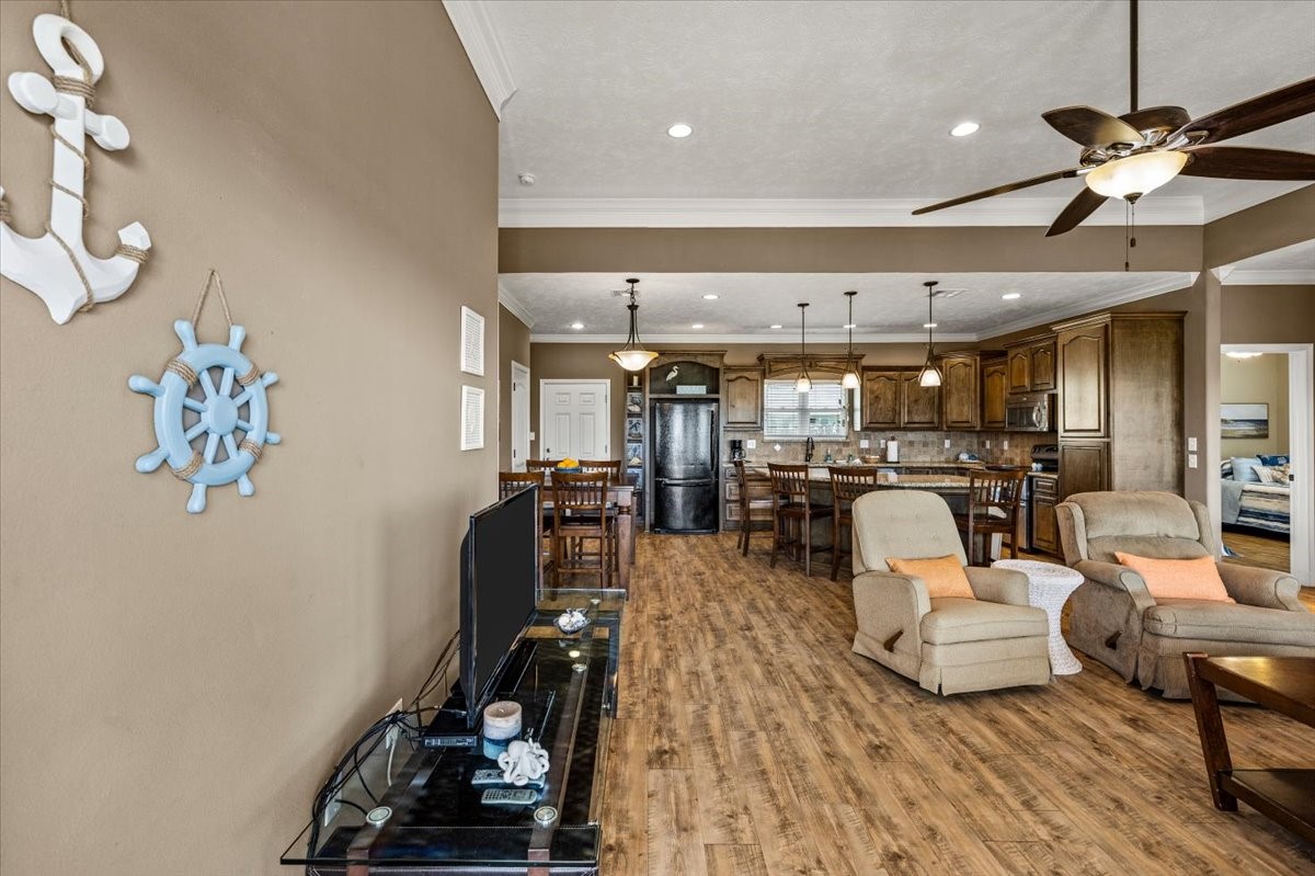 951 S Gateway Property Photo 13