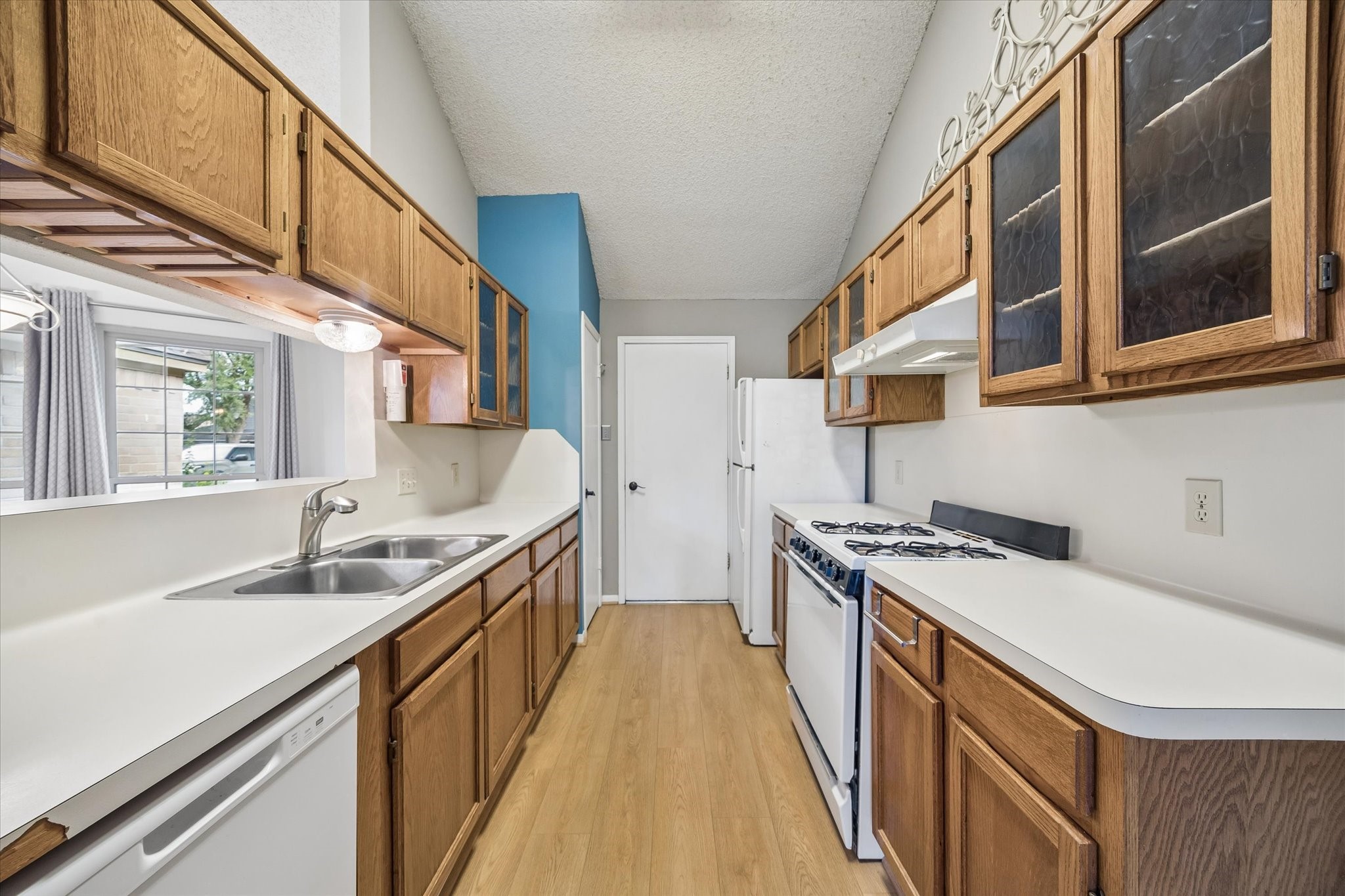 2202 Westwood Drive Property Photo 3