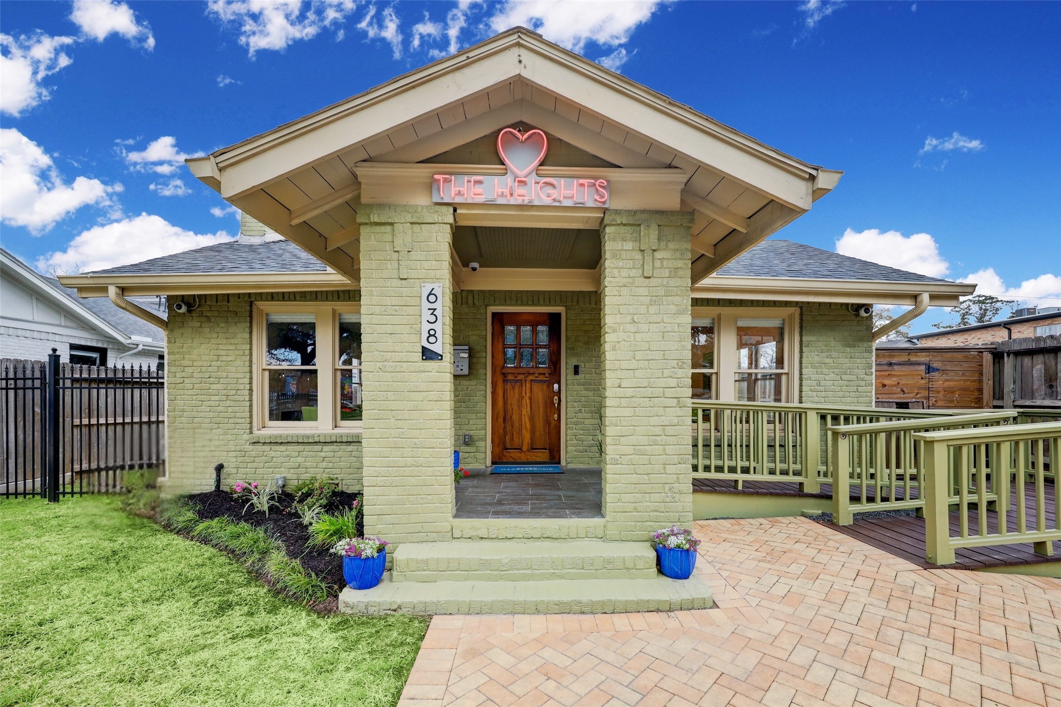 638 Heights Boulevard Property Photo 3