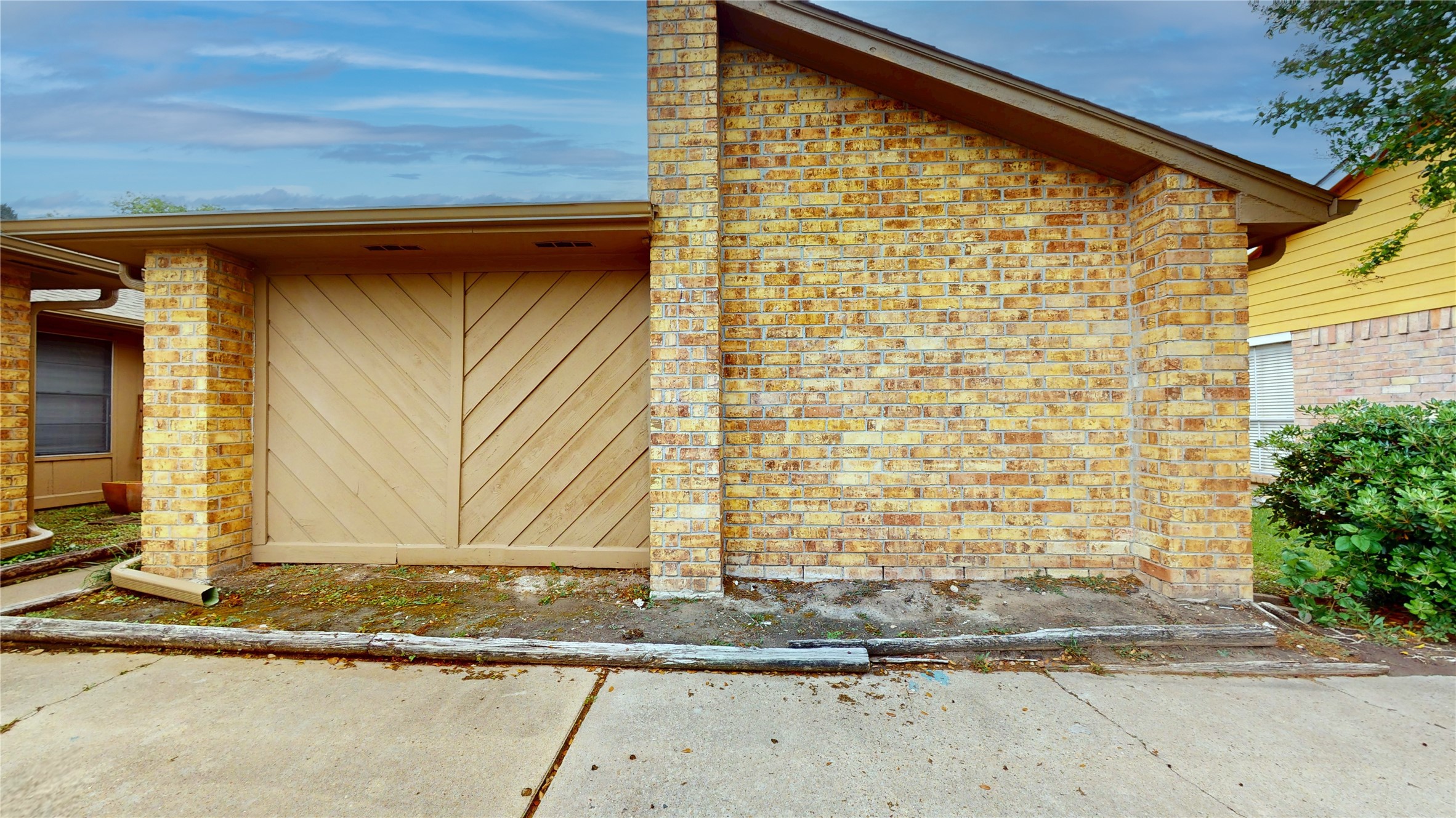 1022 Manorglen Drive Property Photo 2