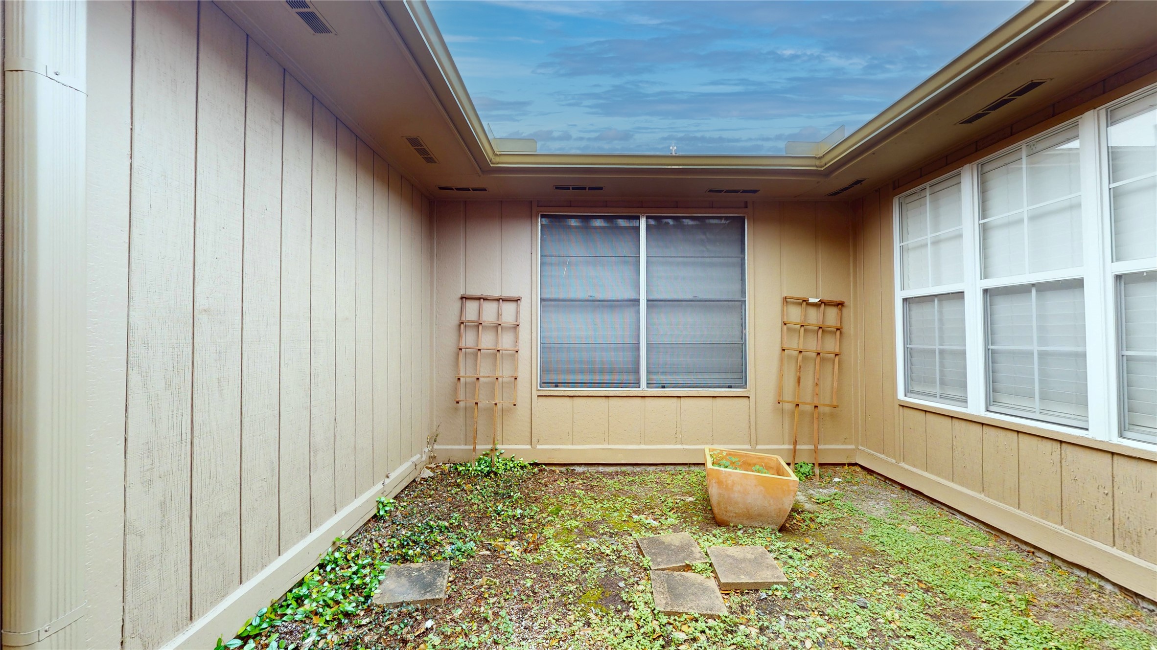 1022 Manorglen Drive Property Photo 4