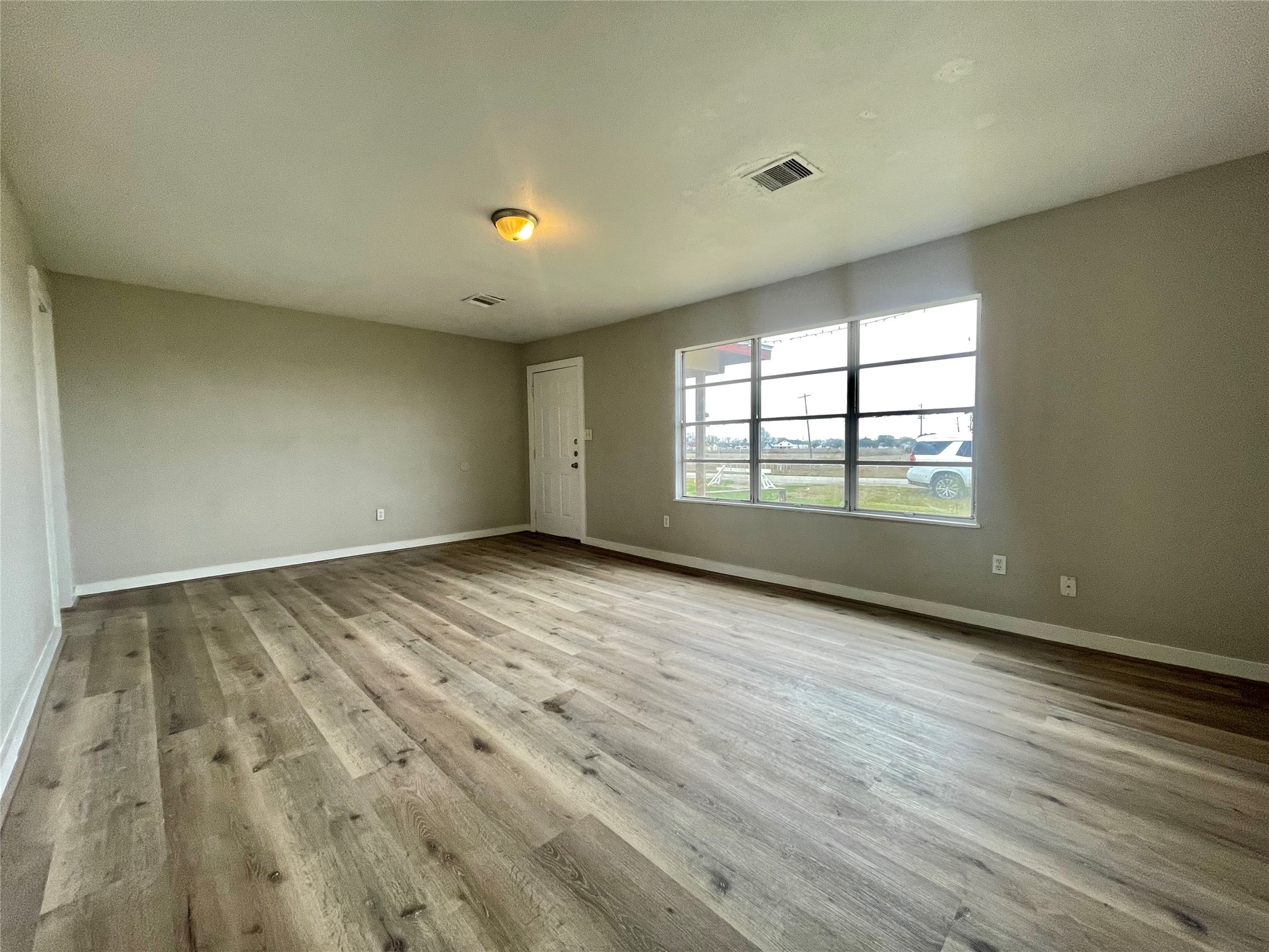 327 W 7th Street Property Photo 3