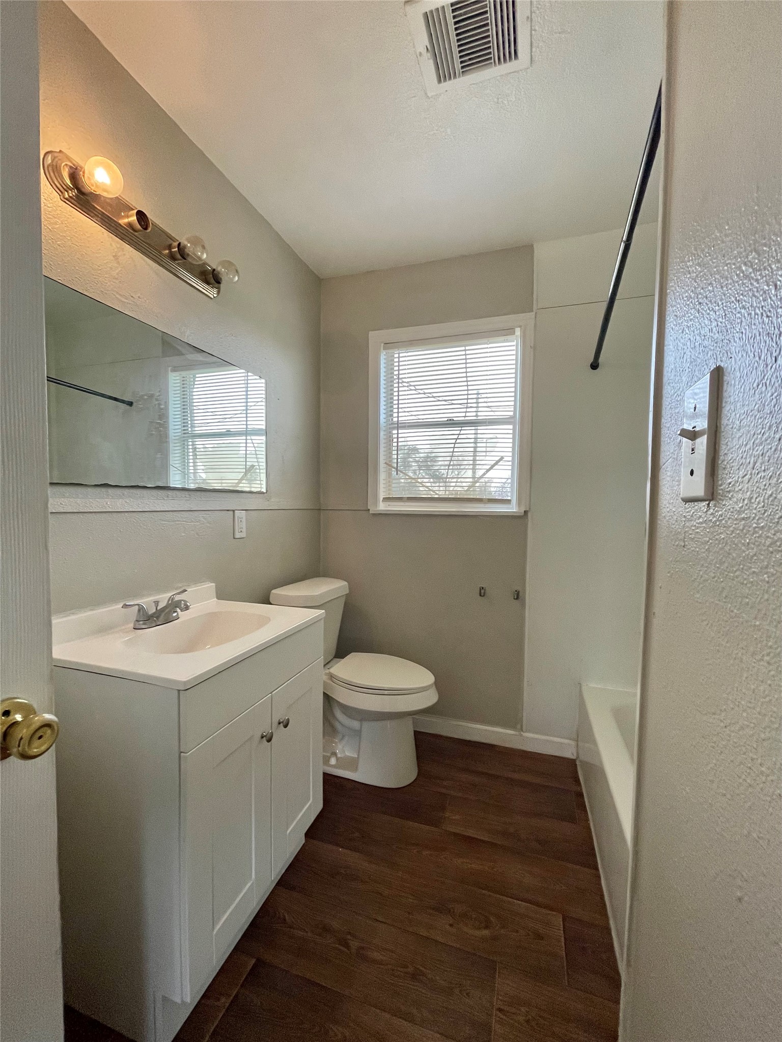 327 W 7th Street Property Photo 9