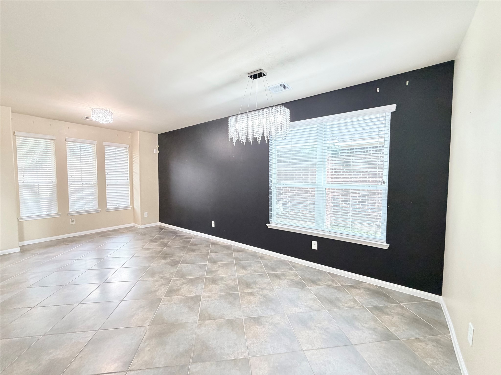 1242 S Maple Drive Property Photo 6