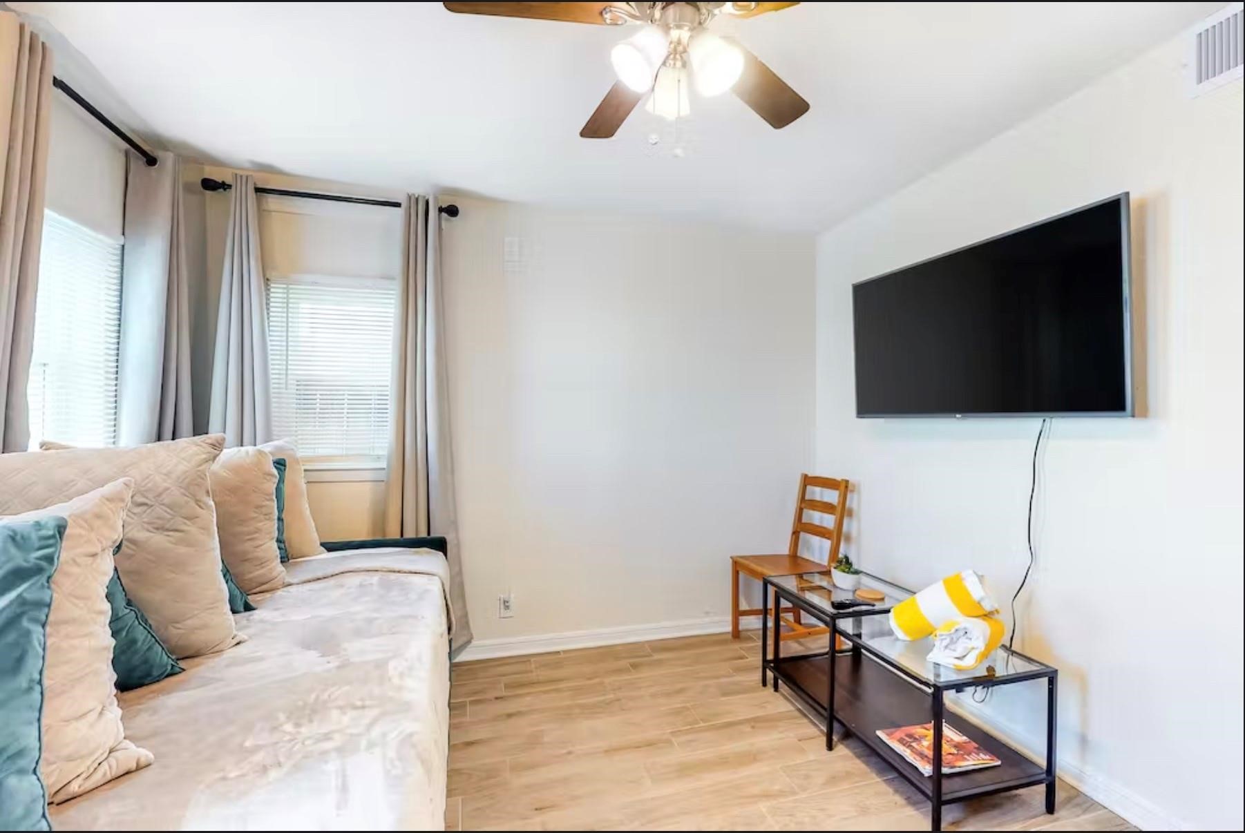 1624 17th Down Property Photo 3