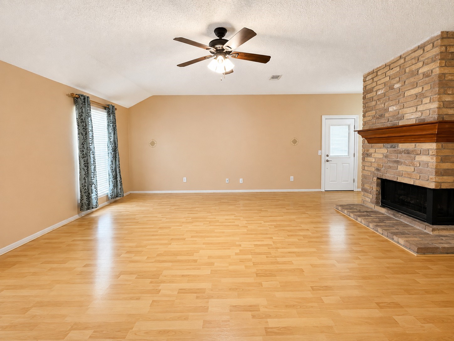 10215 Saddlehorn Trail Property Photo 2