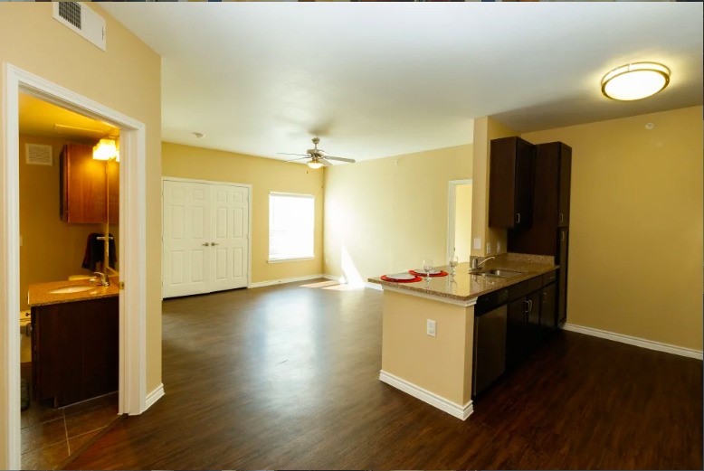 8275 Stonebrook Pkwy Property Photo 10