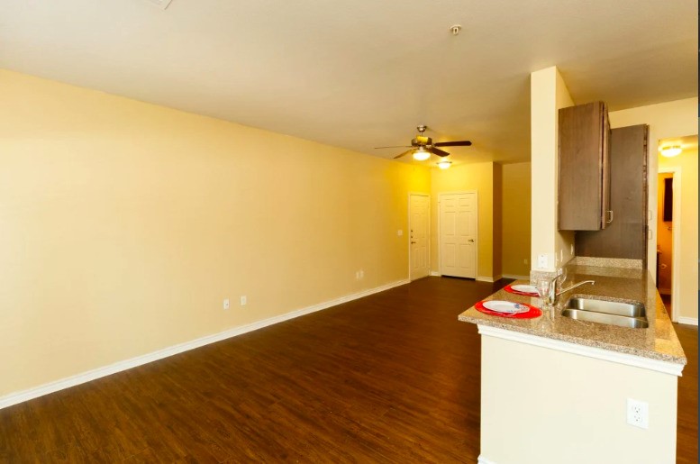 8275 Stonebrook Pkwy Property Photo 11