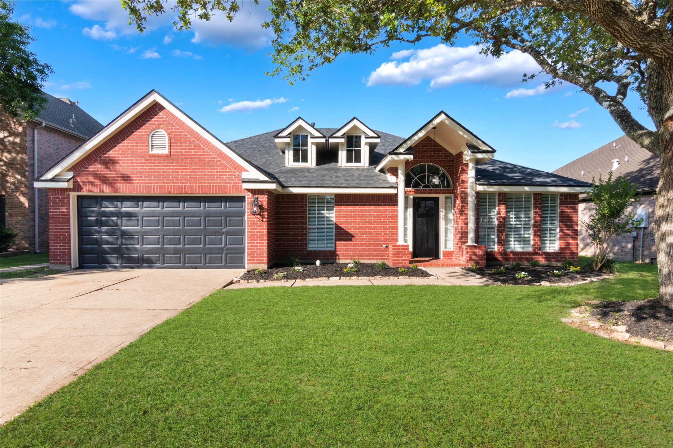 1603 Oak Place Court Property Photo 1