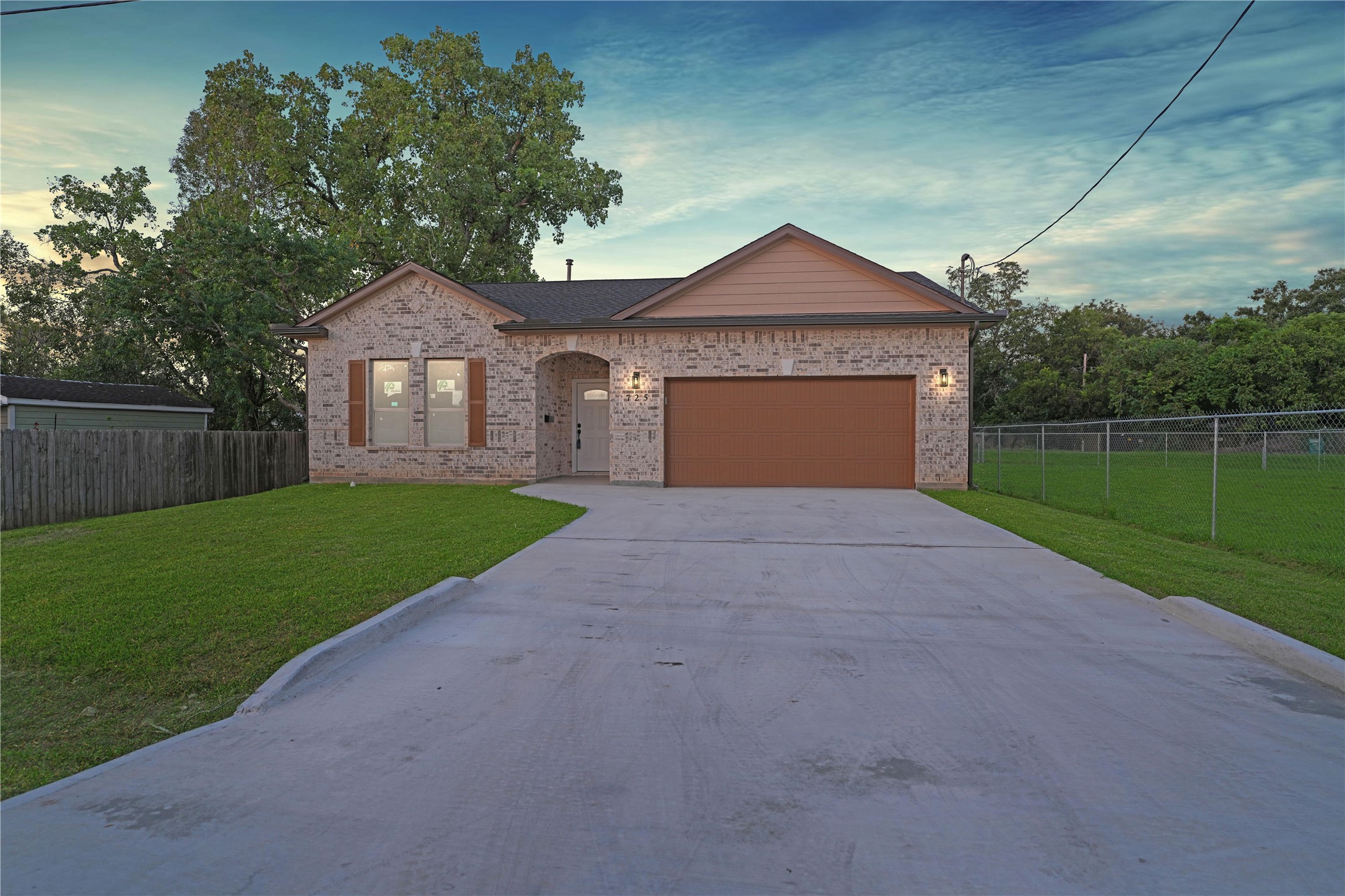 725 Avenue A Property Photo 2