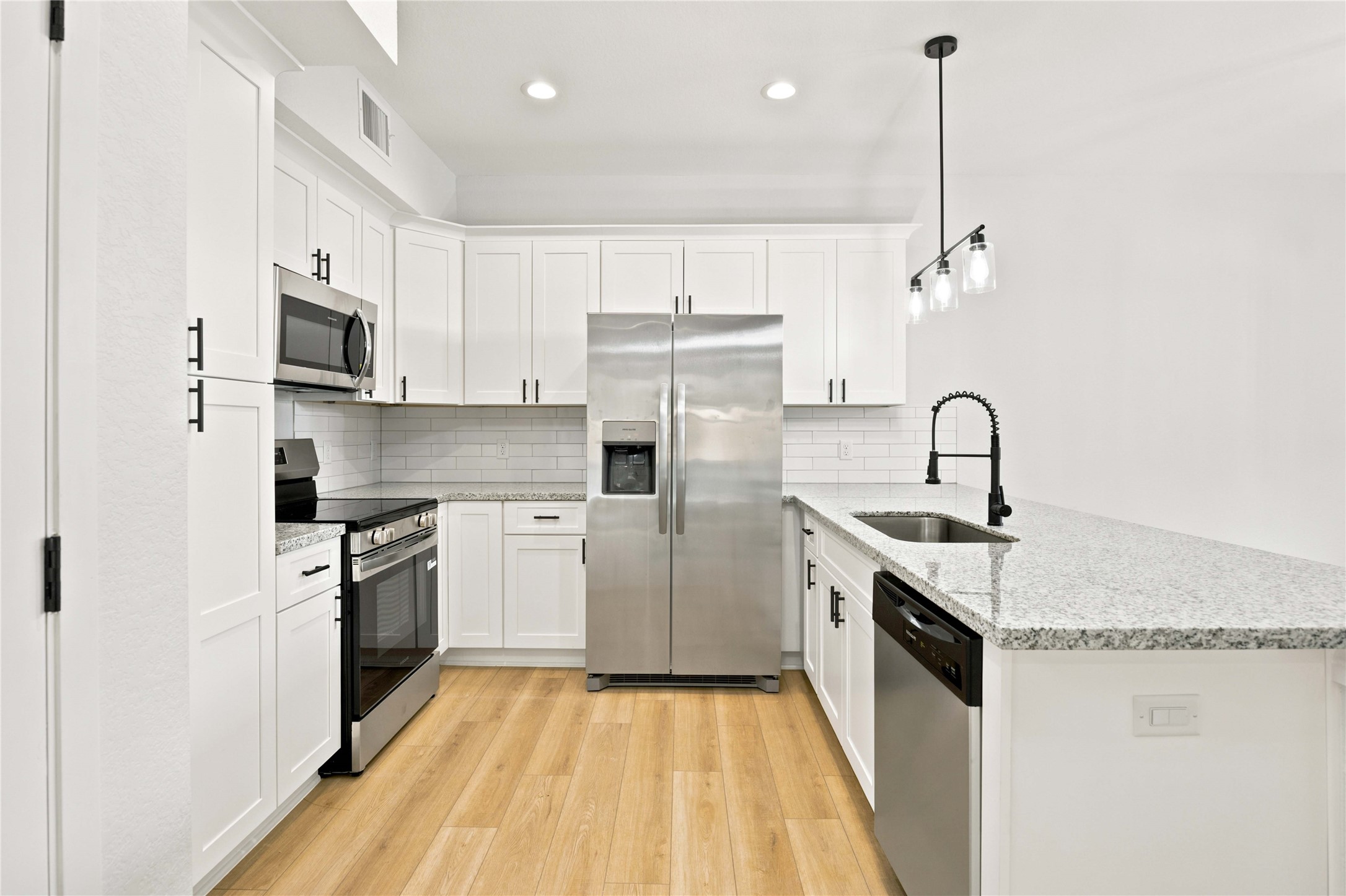 2024 Hampton Street B Property Photo 4