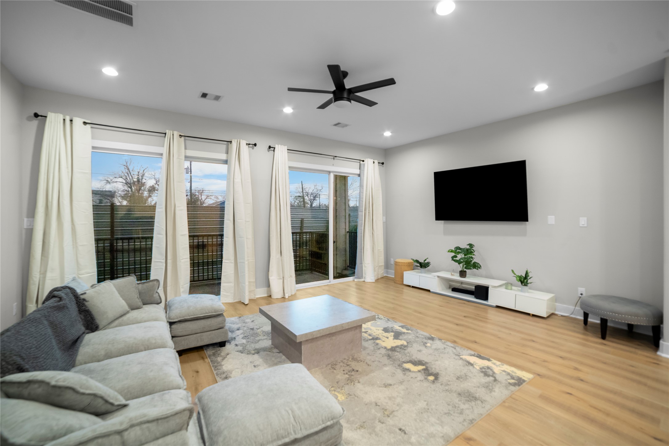 410 E 41st Street Property Photo 1