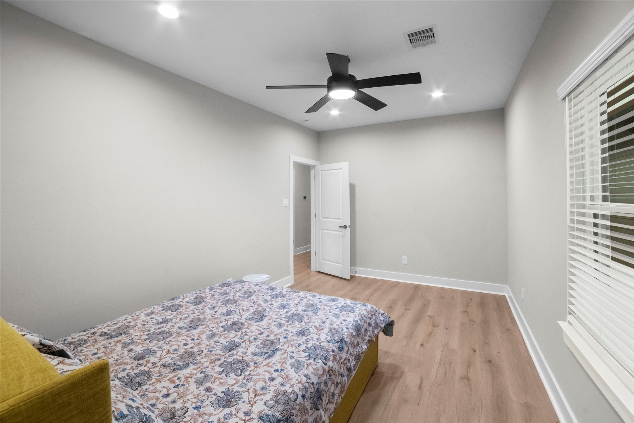 410 E 41st Street Property Photo 17