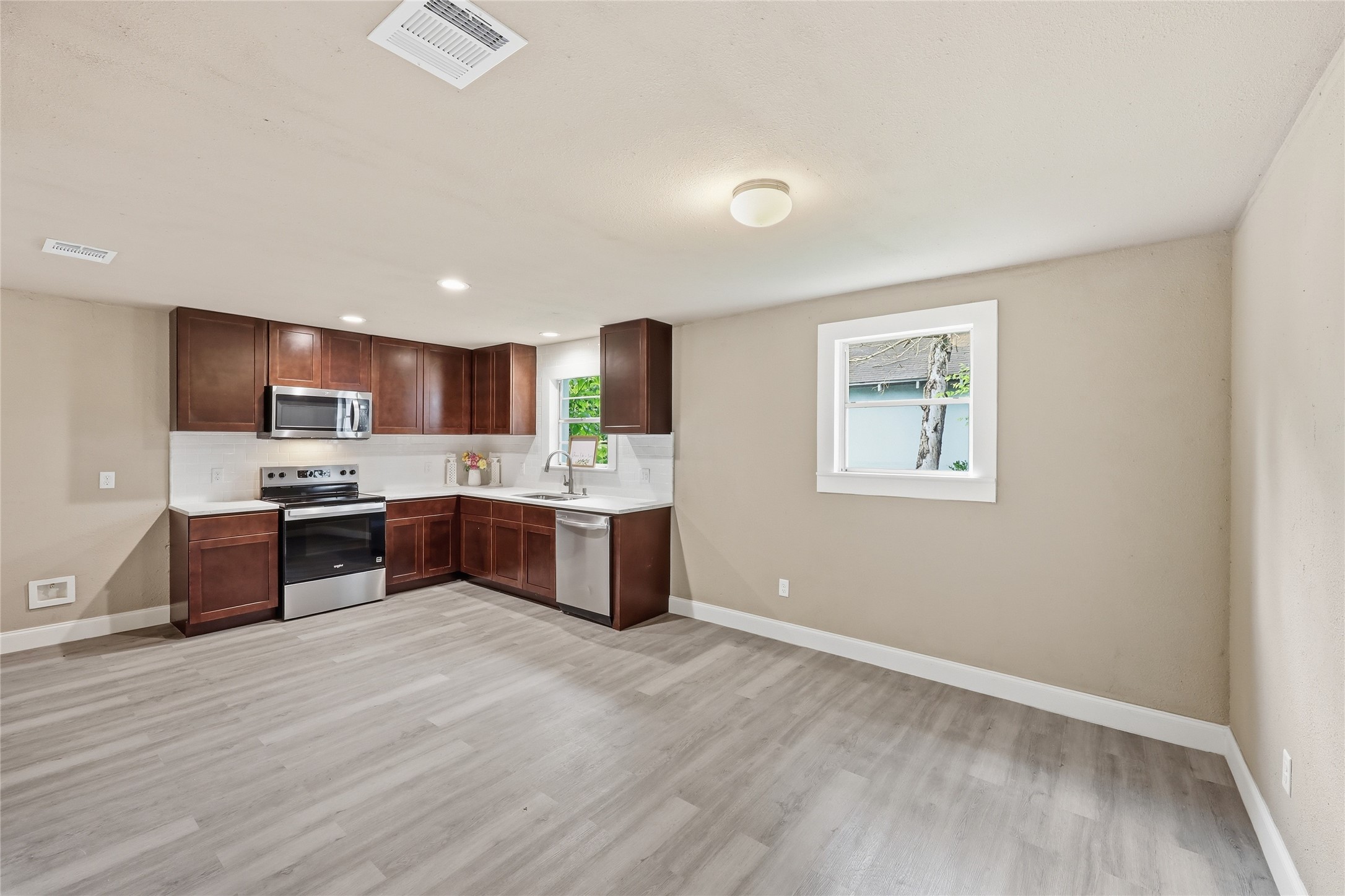 3930 Hartel Street Property Photo 11