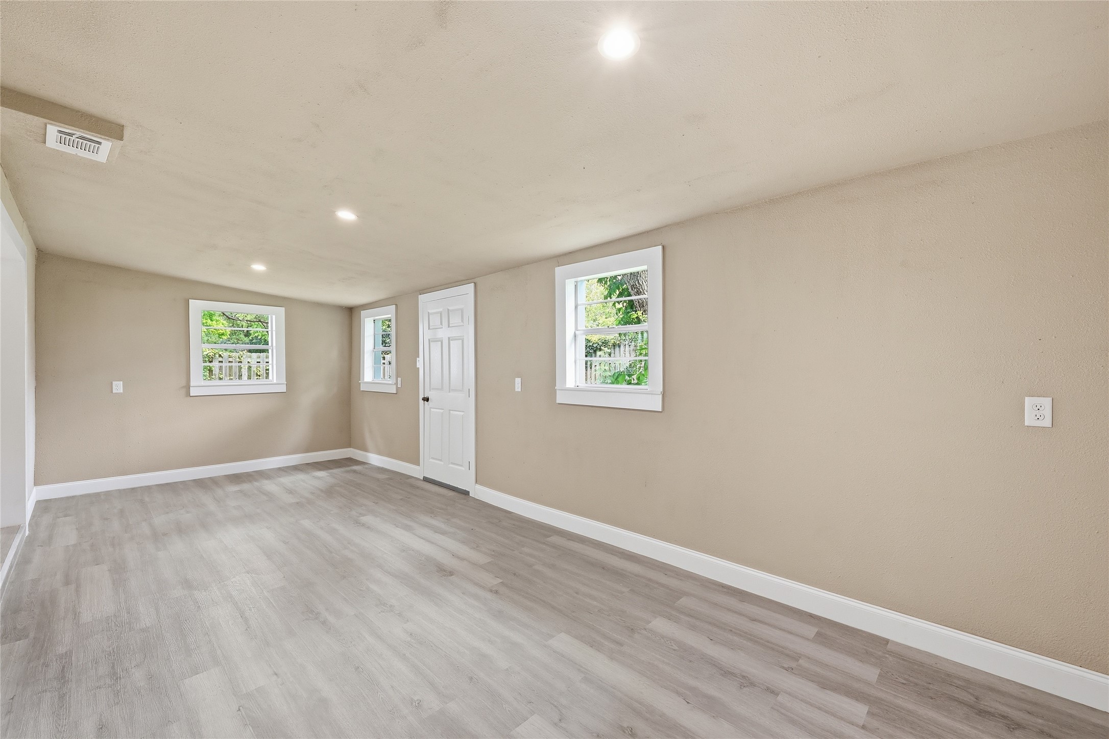 3930 Hartel Street Property Photo 15