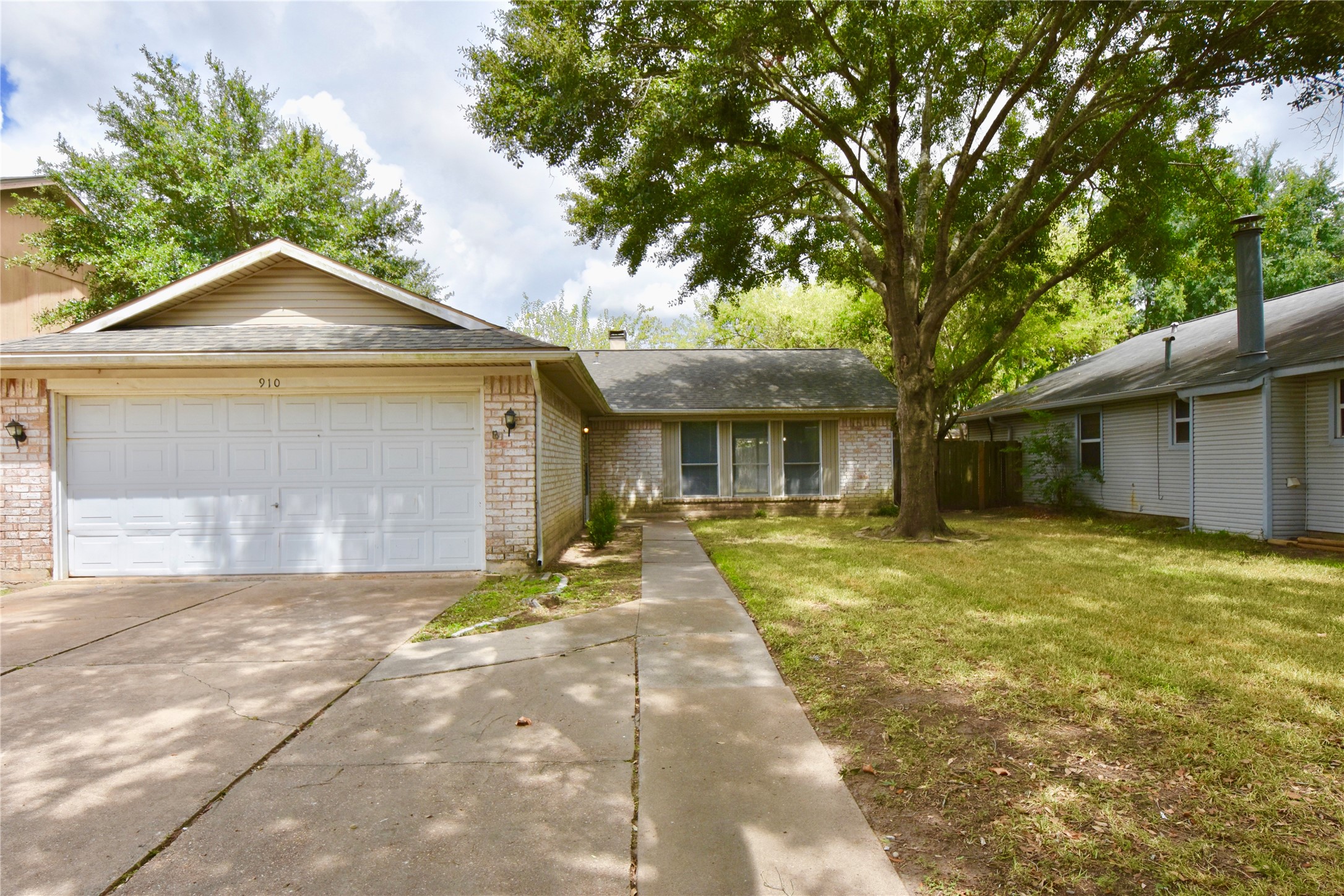 910 Golden West Drive Property Photo 1