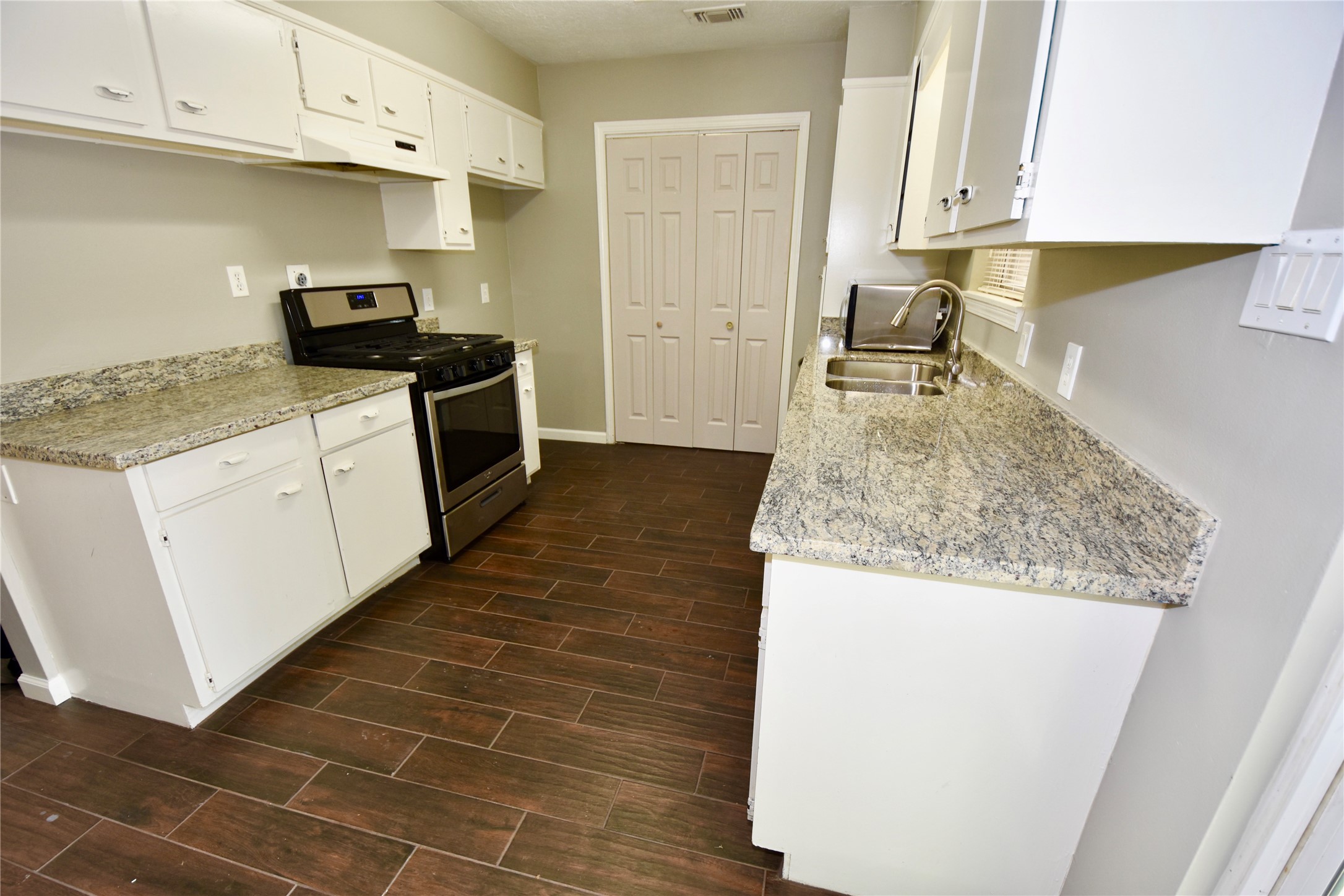910 Golden West Drive Property Photo 8