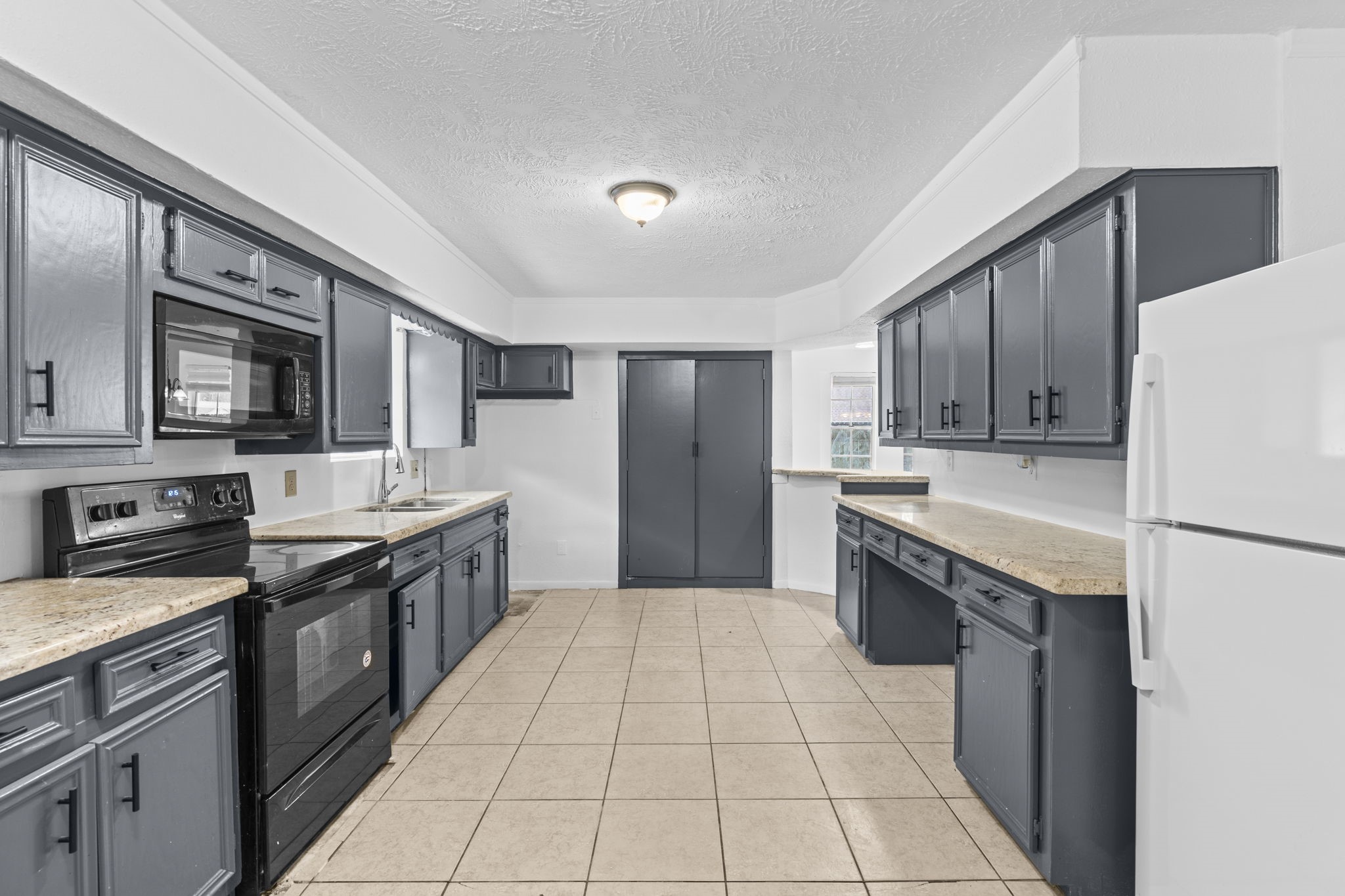 10102 Valley Breeze Drive Property Photo 8