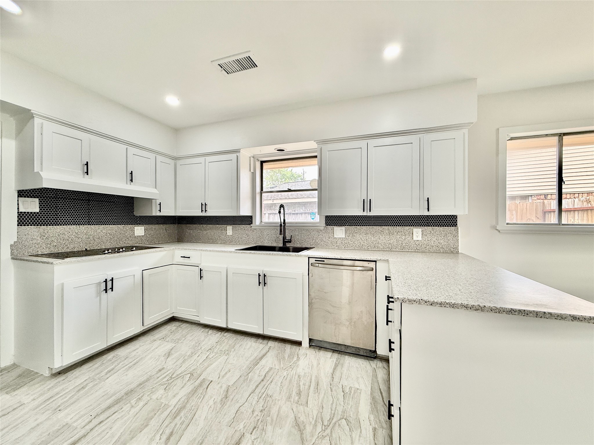 4015 Leeshire Drive Property Photo 12