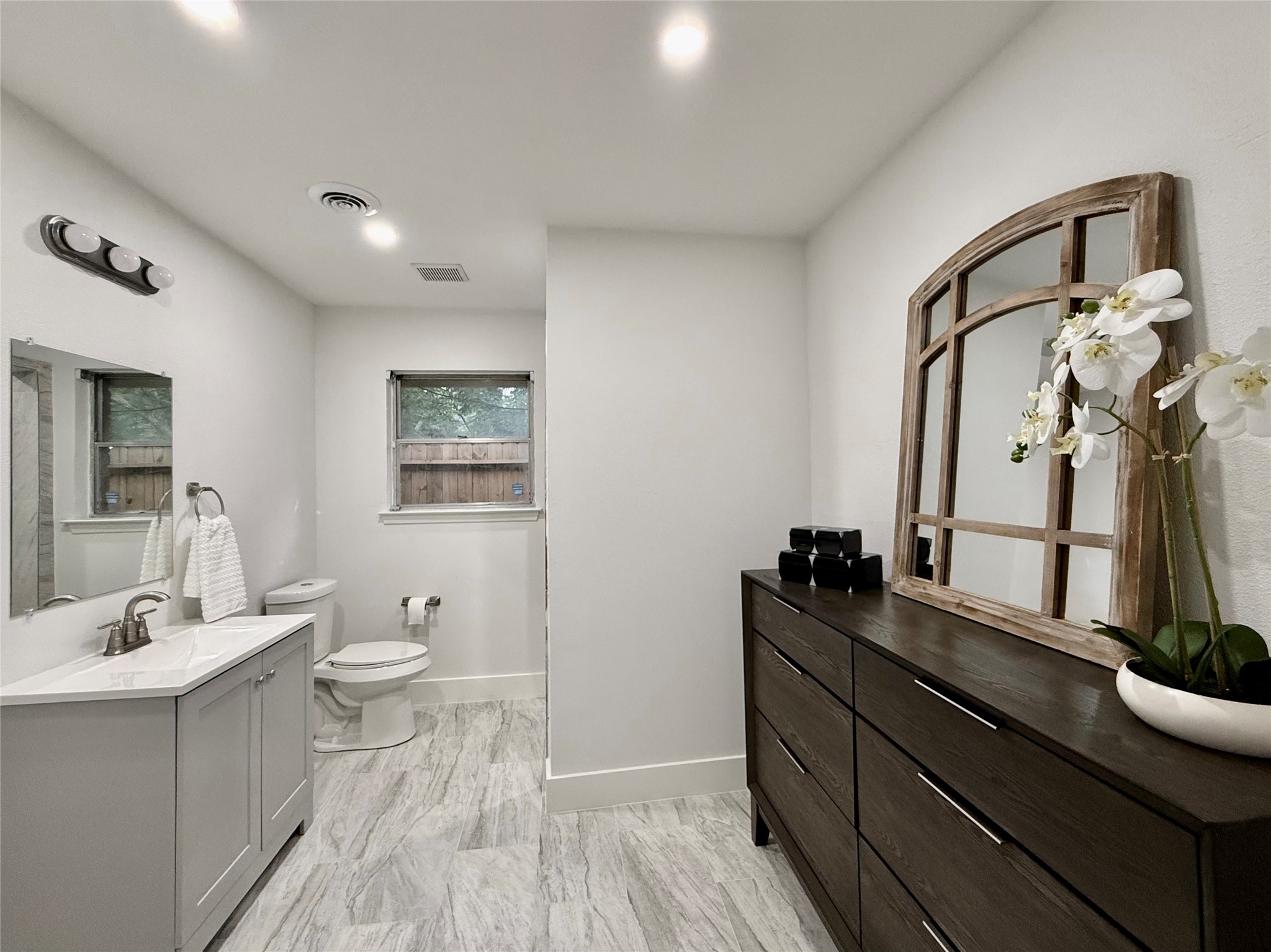 4015 Leeshire Drive Property Photo 26