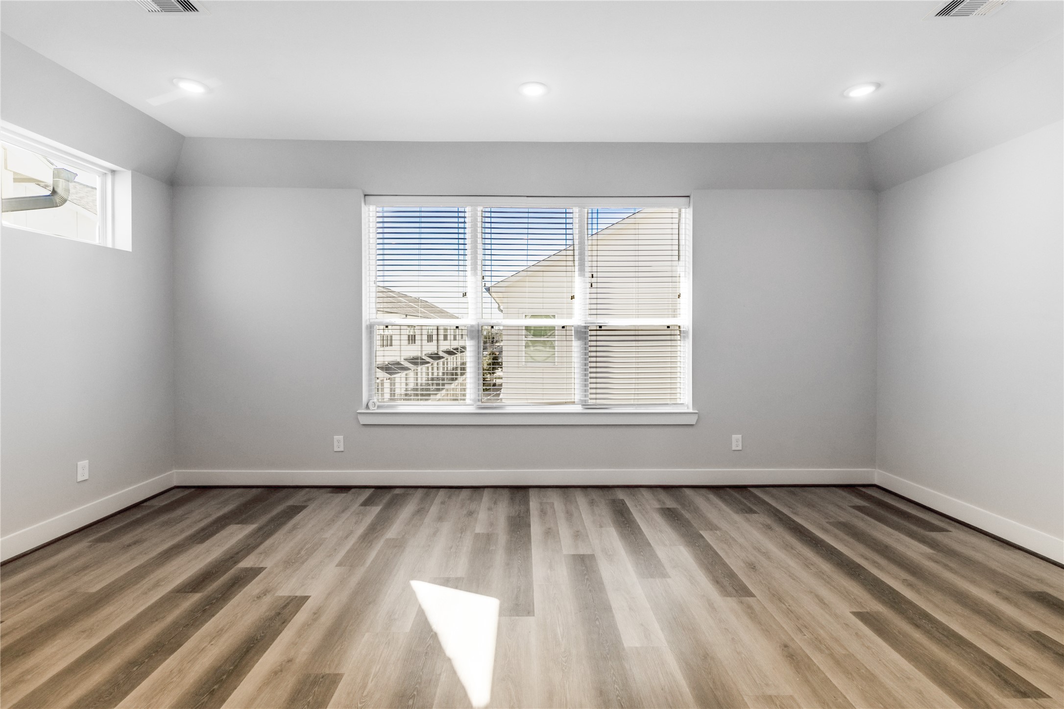 1250 N Post Oak Road C Property Photo 13