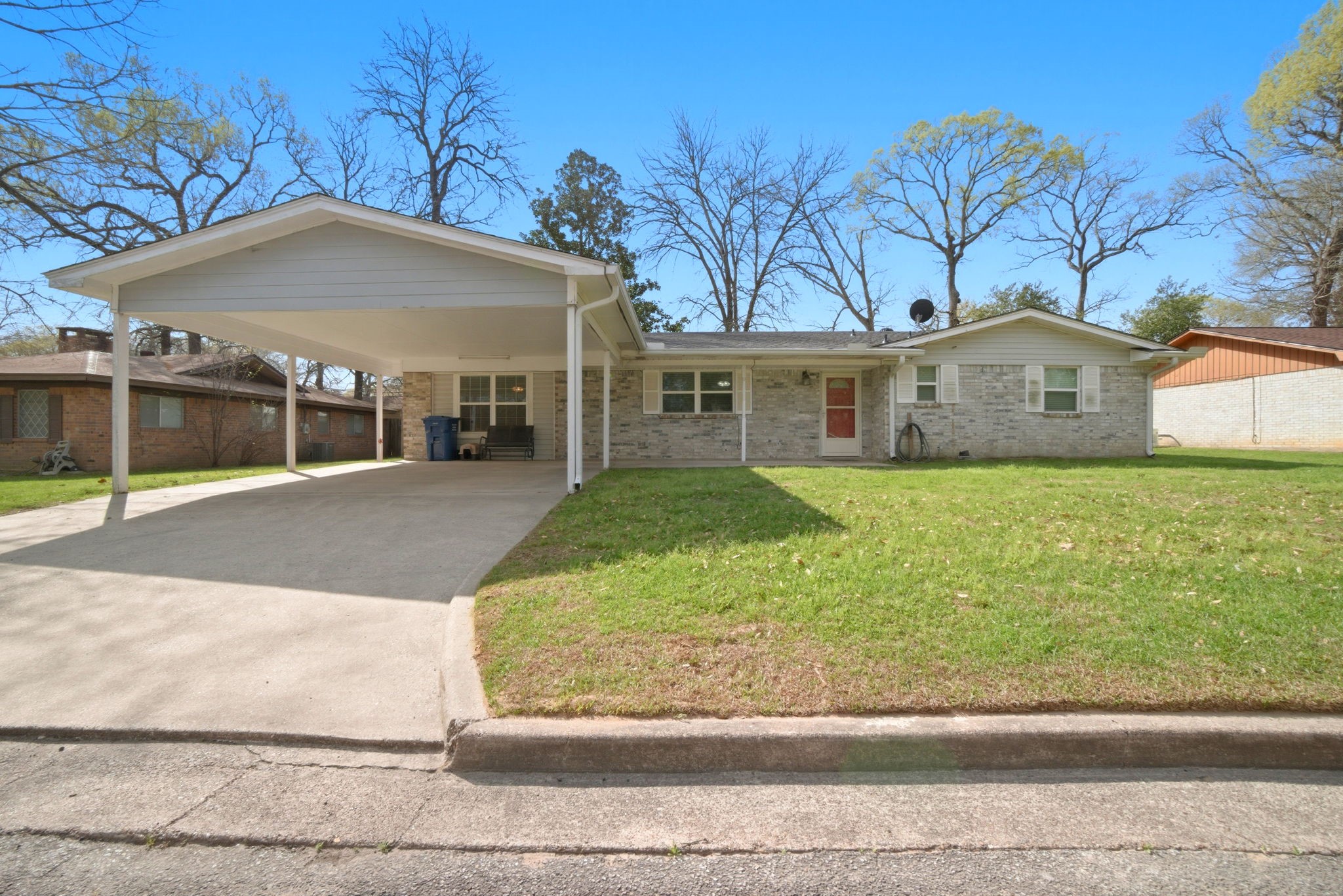 209 Red Oak Street Property Photo 1