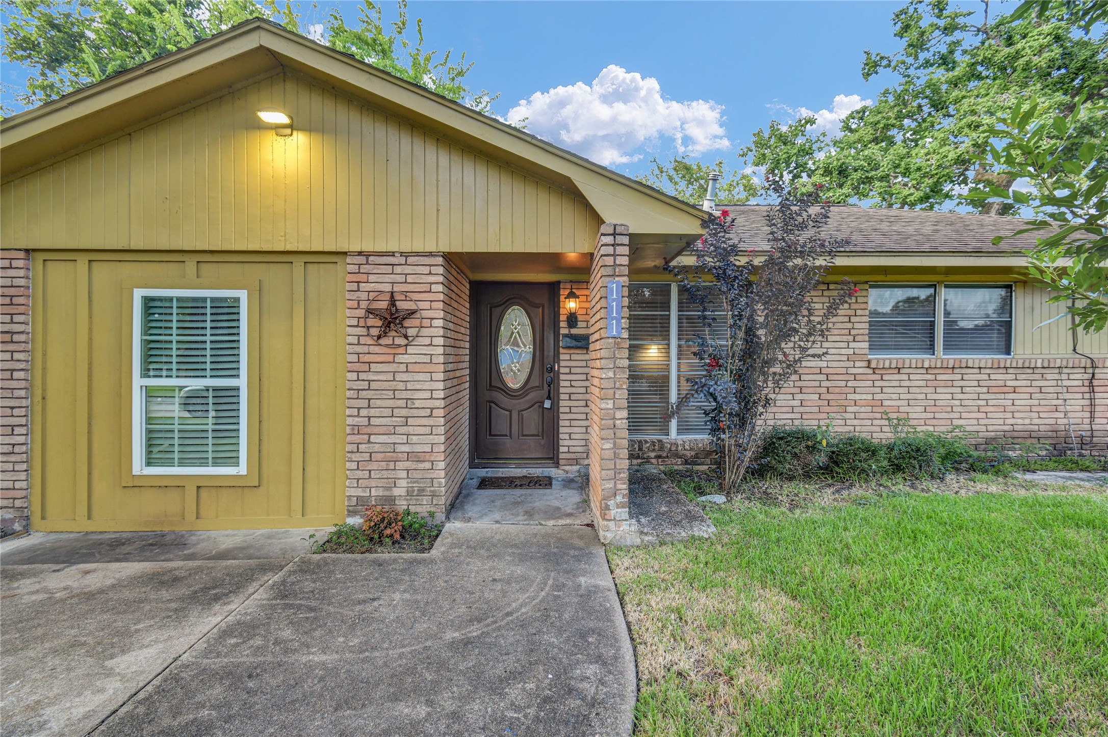 111 Mimosa Street Property Photo 3
