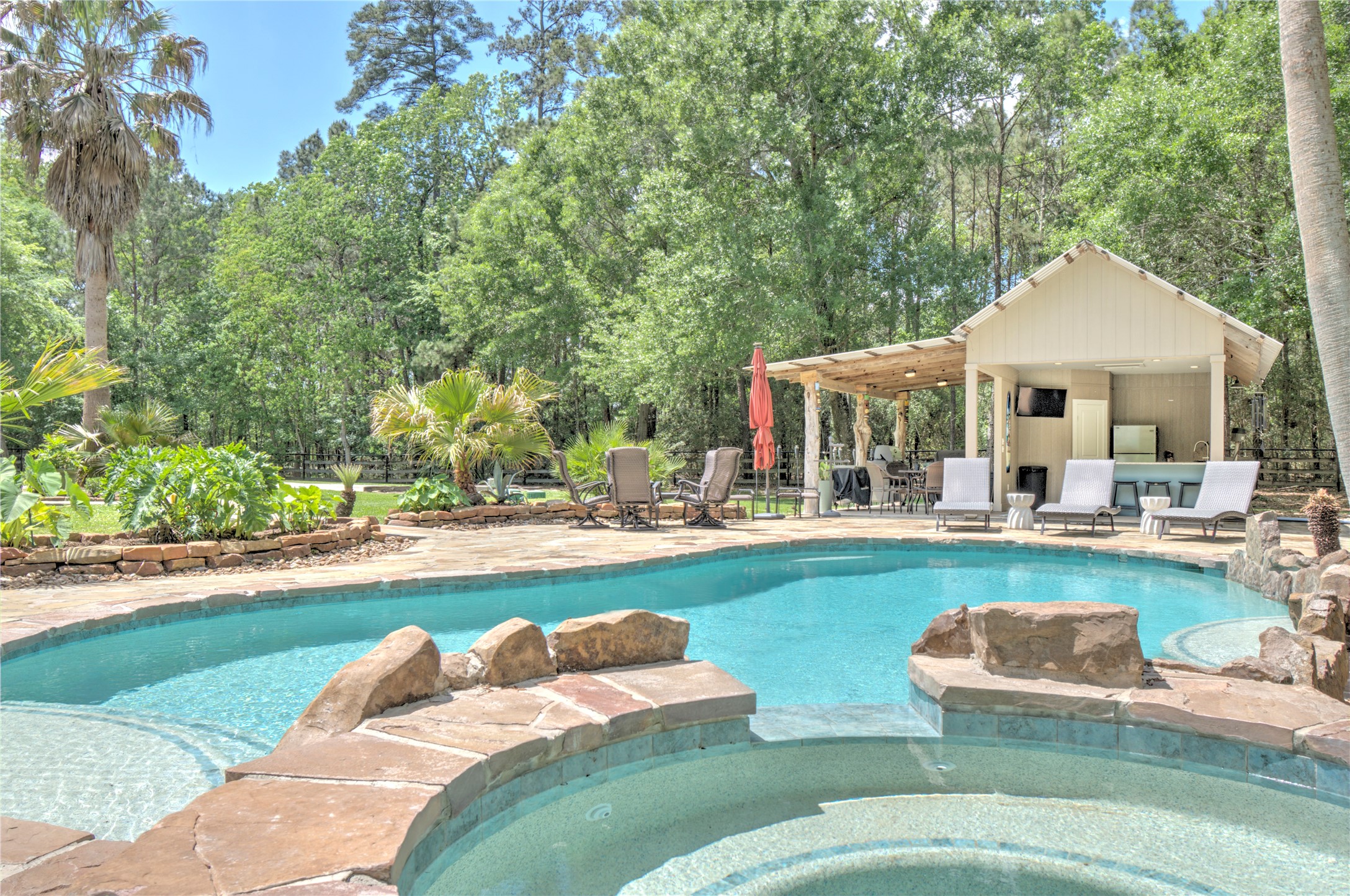 15508 Crown Oaks Drive Property Photo 2