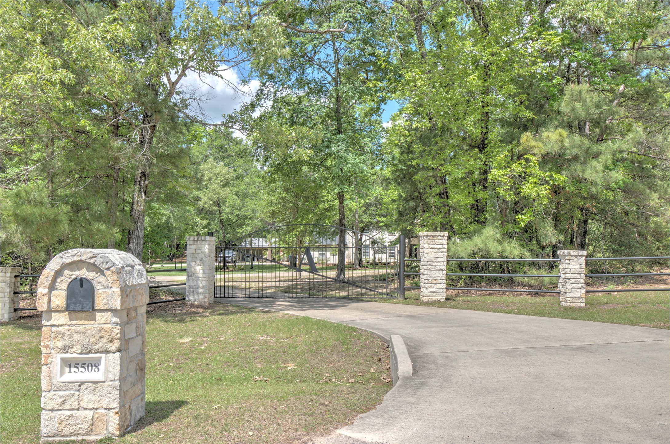 15508 Crown Oaks Drive Property Photo 43