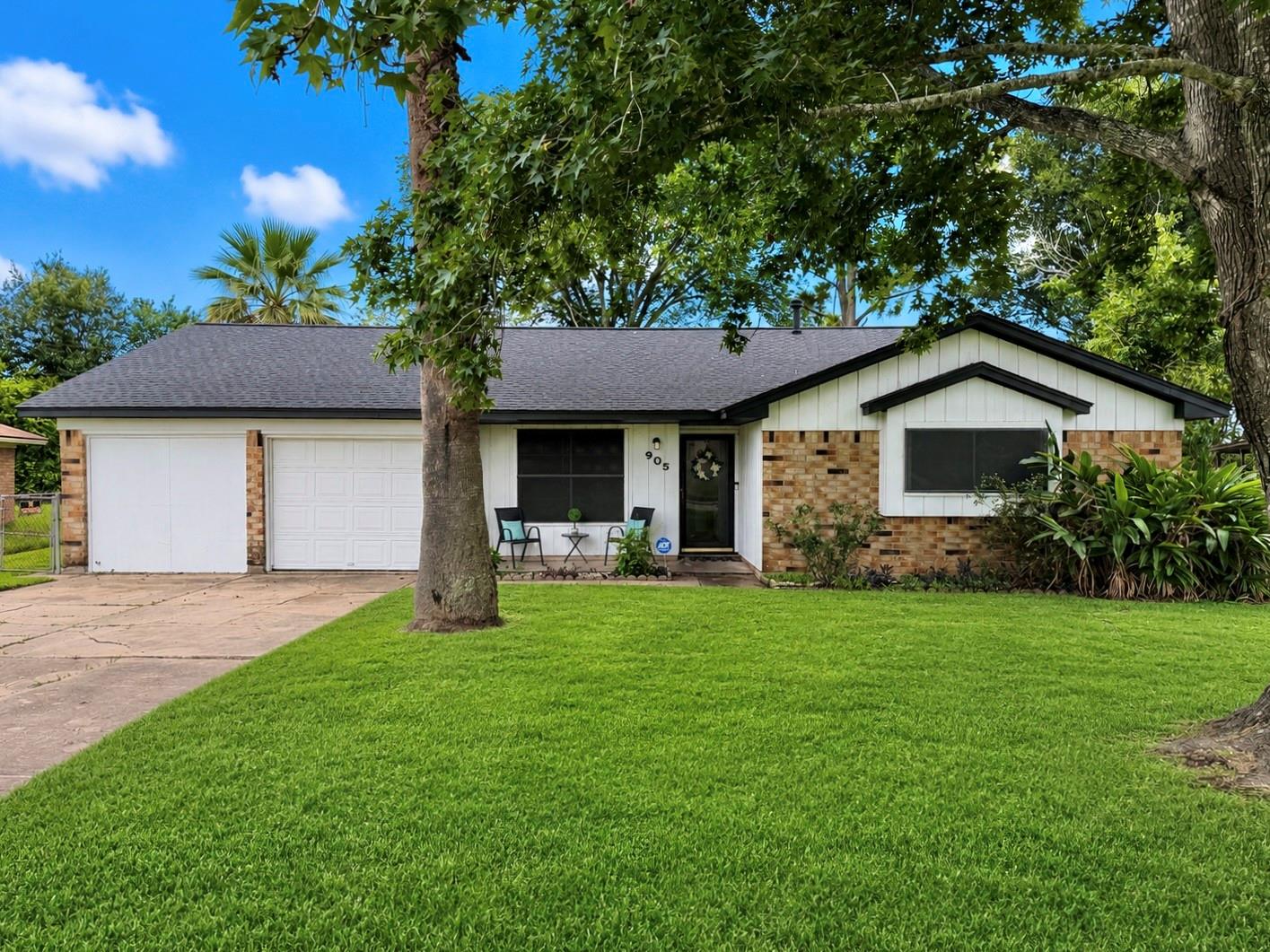 905 Southside Drive, Angleton Tx 77515 Property Photo 1