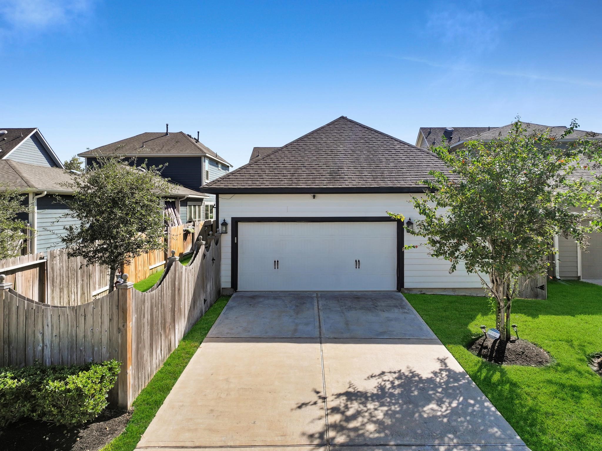 18422 Central Creek Drive Property Photo 8