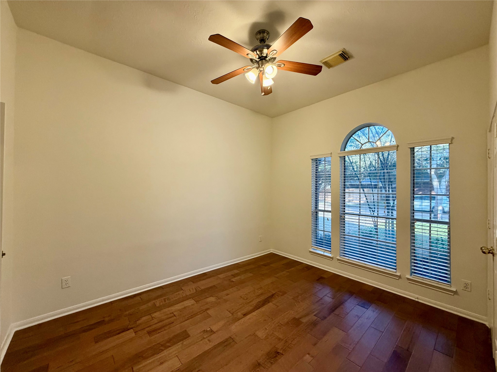 4506 Springfield Lakes Street Property Photo 5