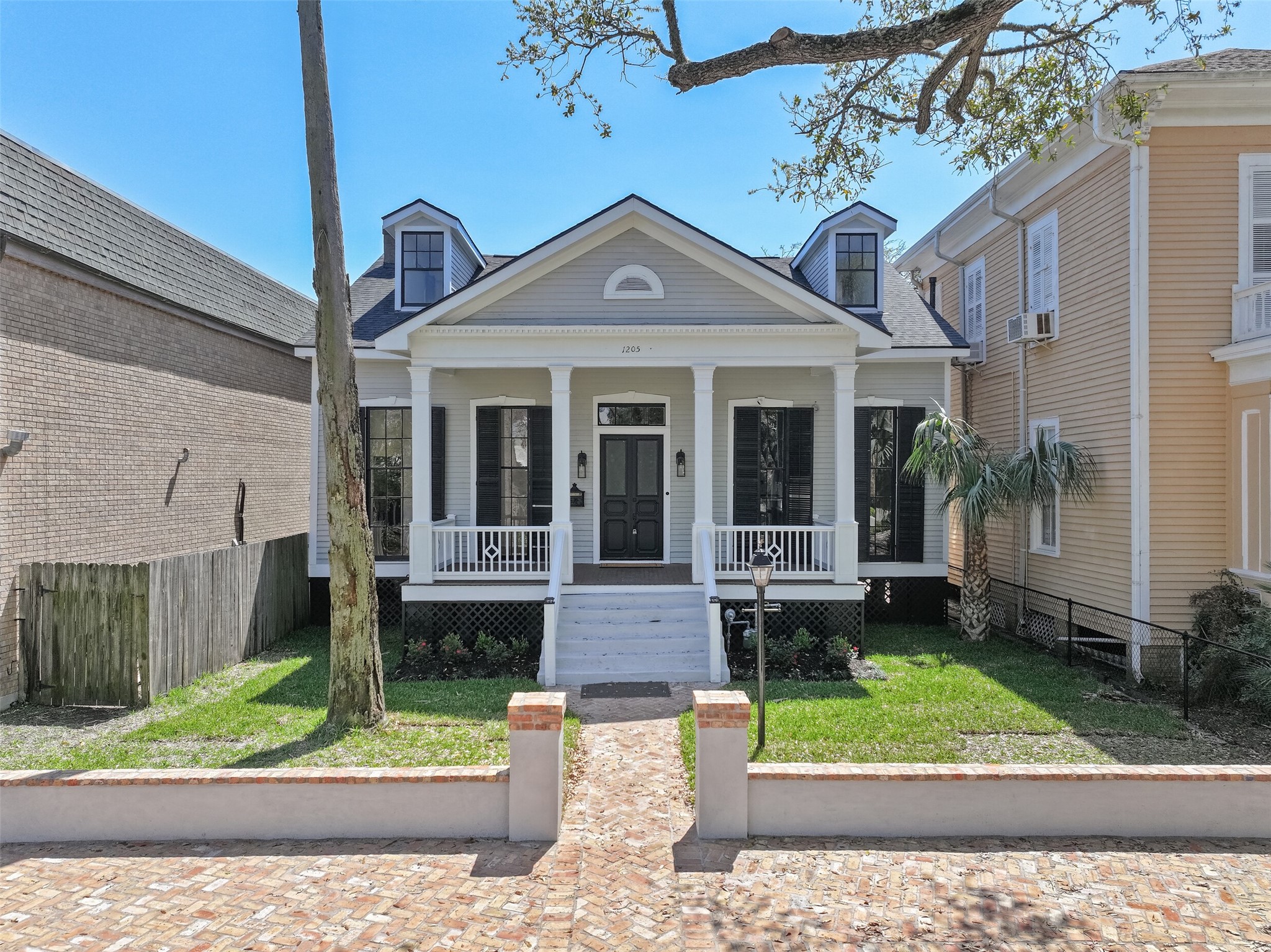 1205 Sealy St Property Photo