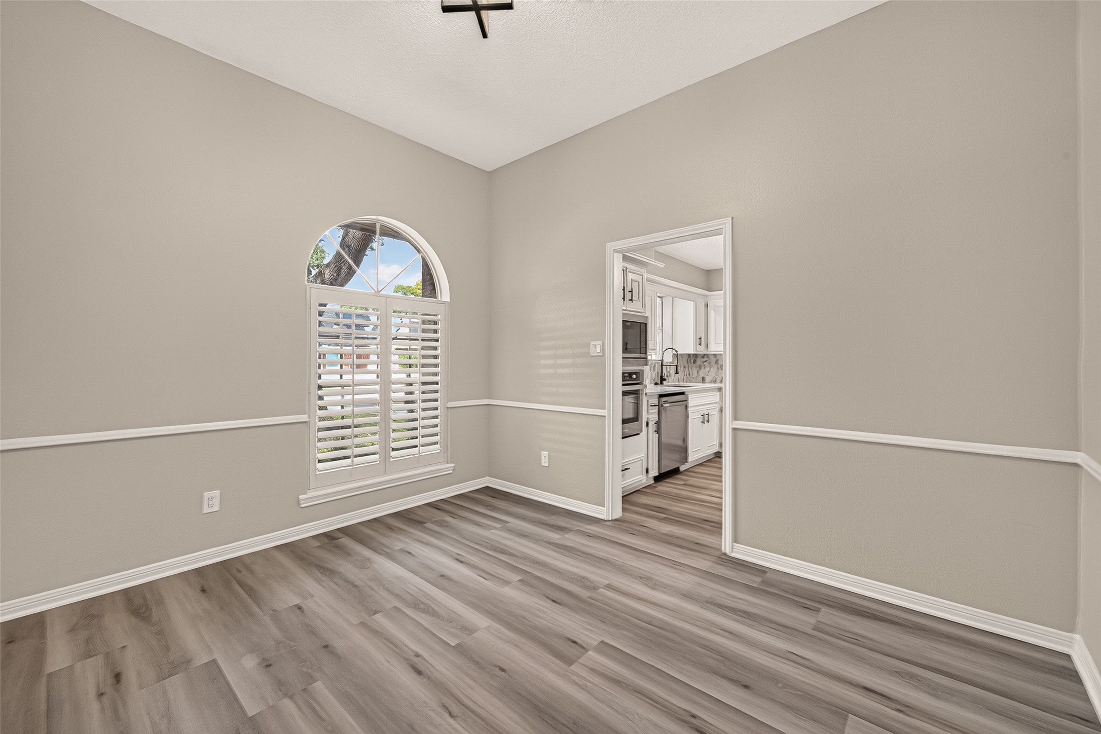 22503 Cove Hollow Drive Property Photo 8