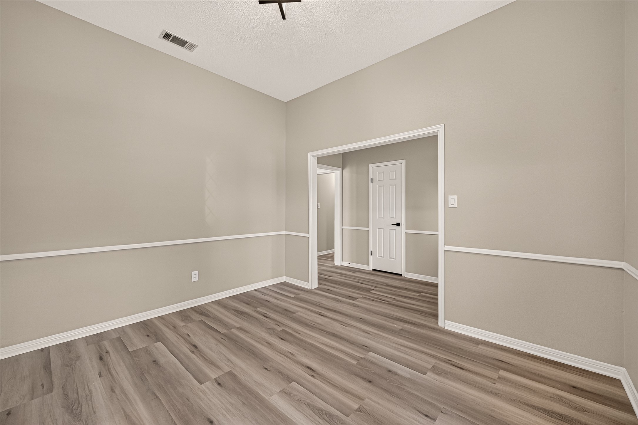 22503 Cove Hollow Drive Property Photo 9