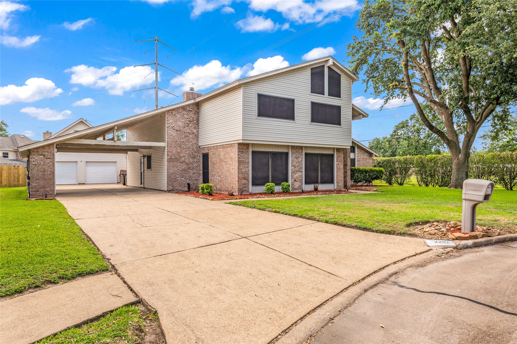 2202 Erin Glen Court Property Photo 1