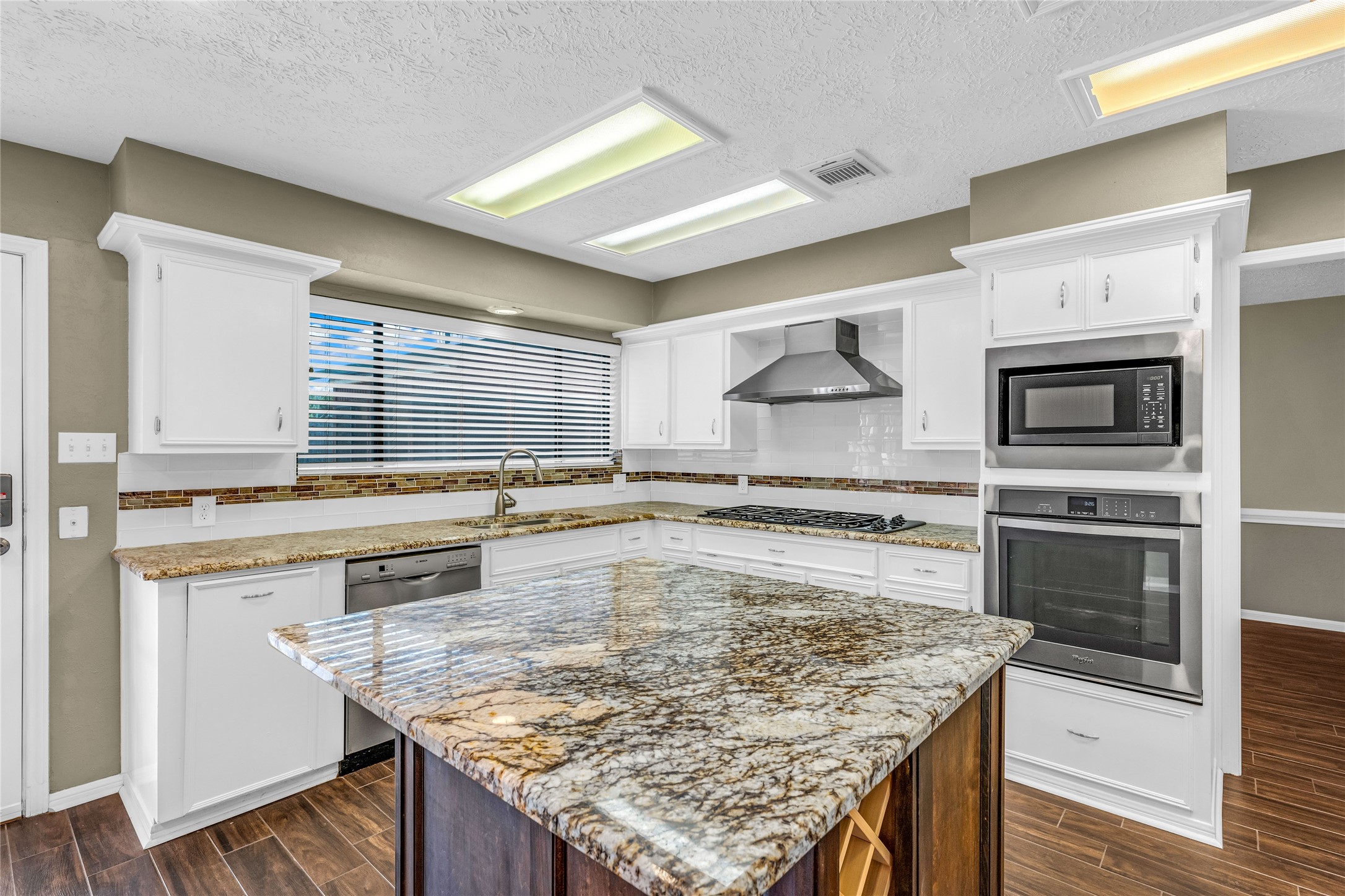 2202 Erin Glen Court Property Photo 4