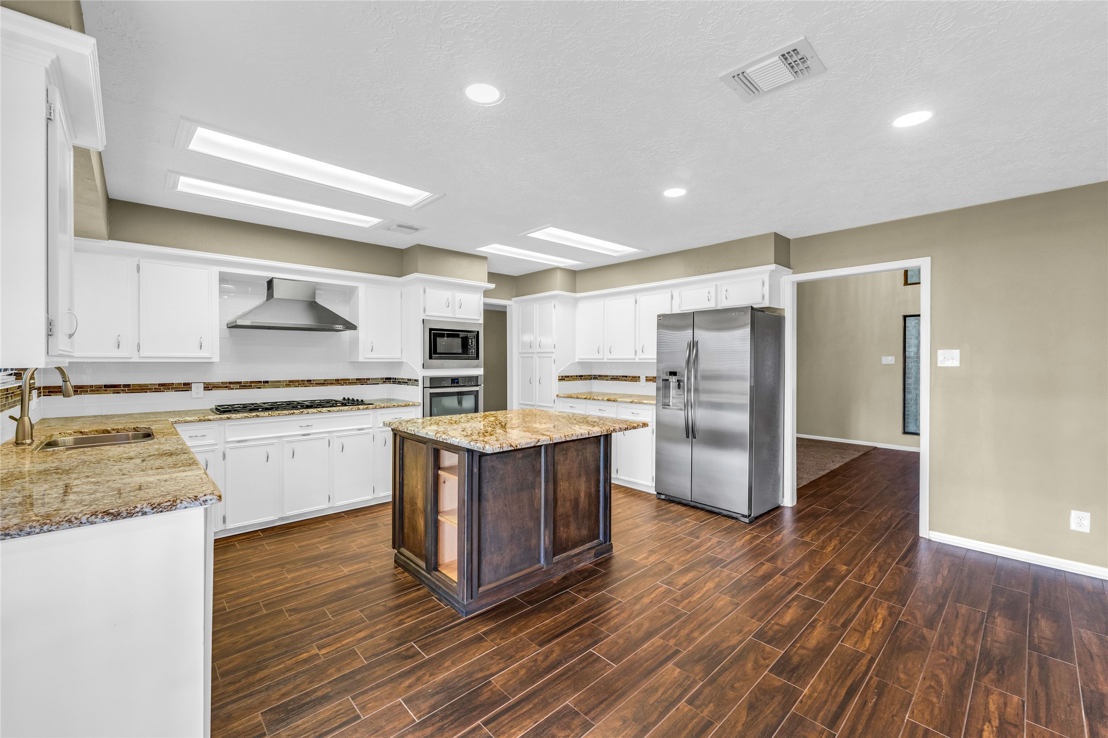 2202 Erin Glen Court Property Photo 8